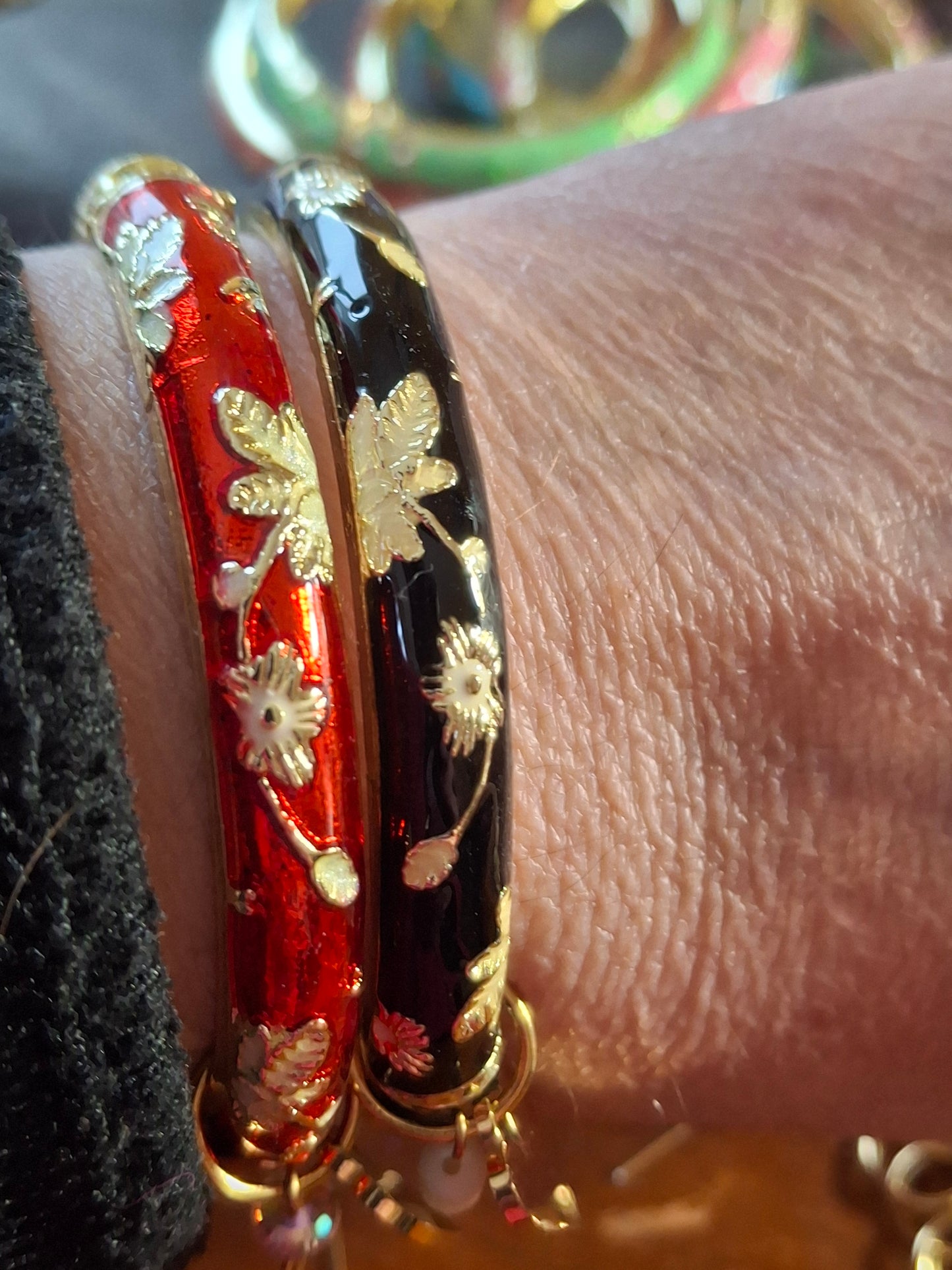 Jonc email cloisonné et breloques