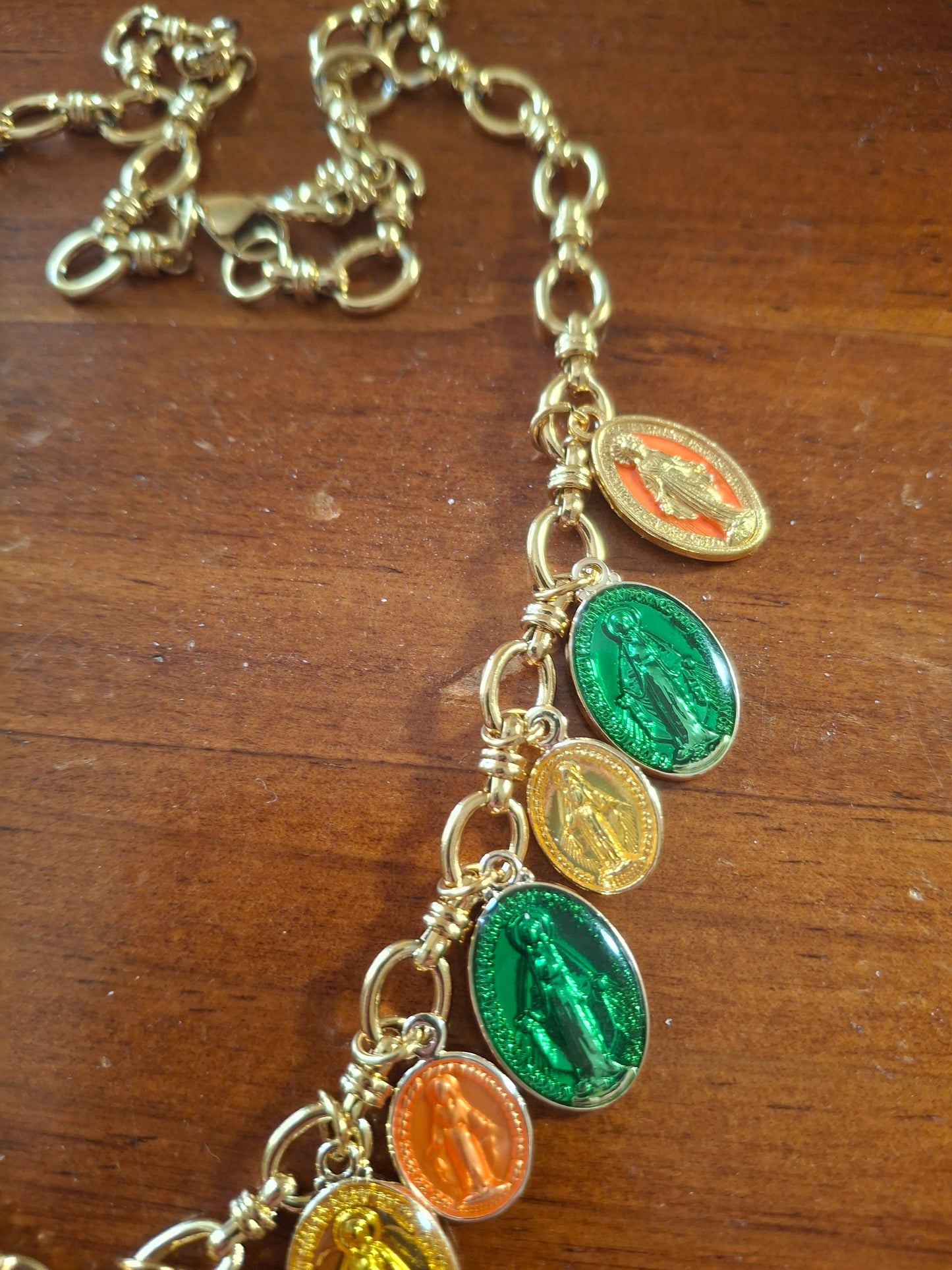 Collier chaîne dorée acier inoxydable stainless steel 316 et breloques madone