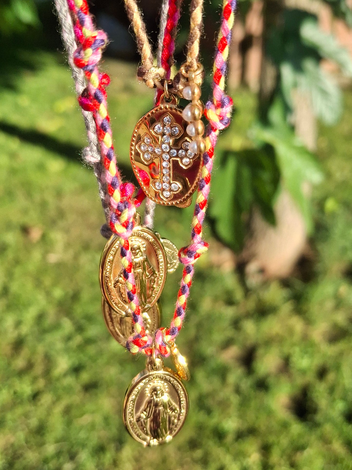 Handgefertigtes, verstellbares Halsband aus geflochtenem Kordel, Medaille mit Madonnenmotiv aus hochwertigem, poliertem Edelstahl 316.