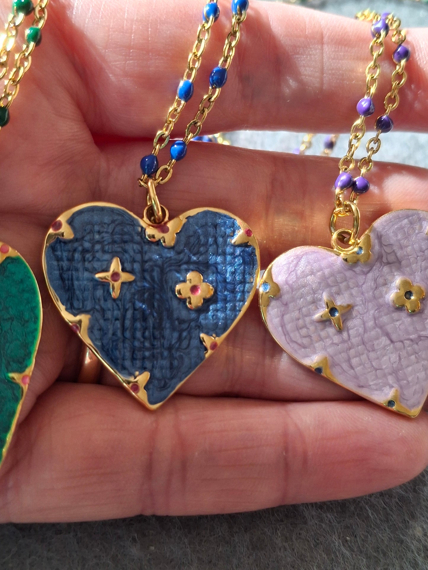 Collier chaîne dorée acier inoxydable stainless steel et perles en email coloré, grand pendentif coeur stainless steel 316 et email