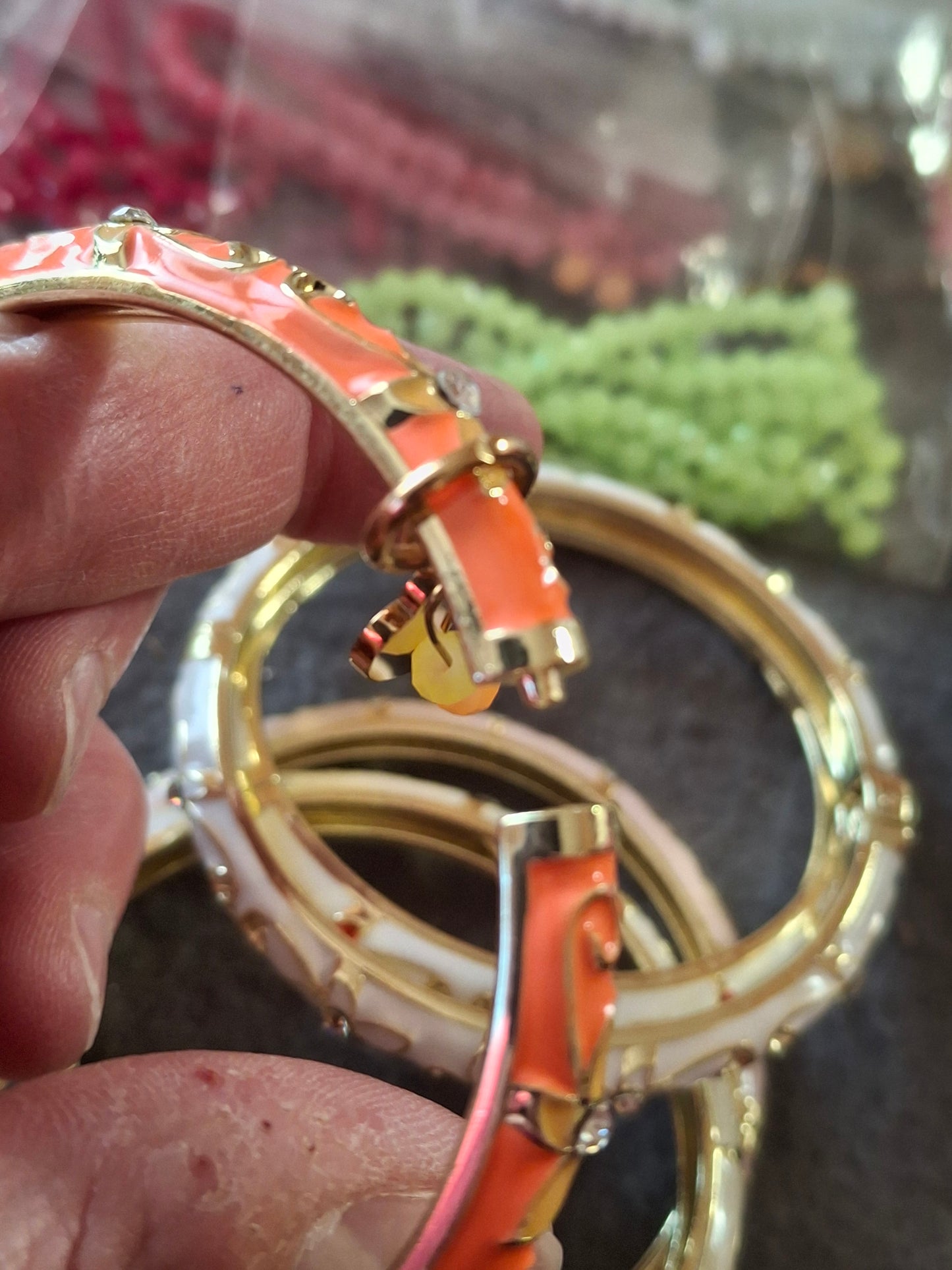 Joli jonc rigide à  ressort en email cloisonné serti zirconium plaqué or 18K