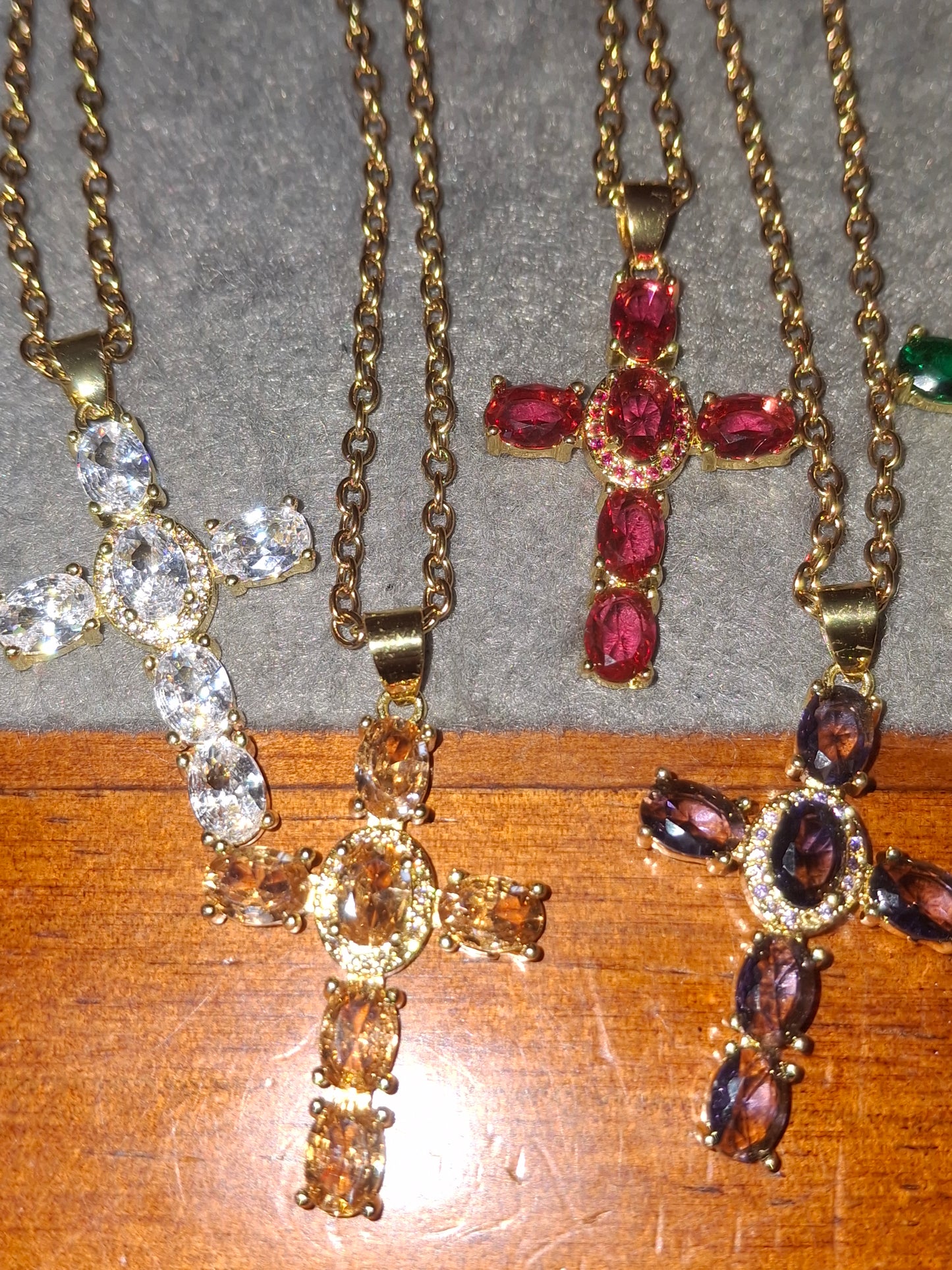 Goldene Halskette aus 316er Edelstahl und 18K vergoldetem Kreuz mit Kristall- und AAA-Zirkonia-Besatz