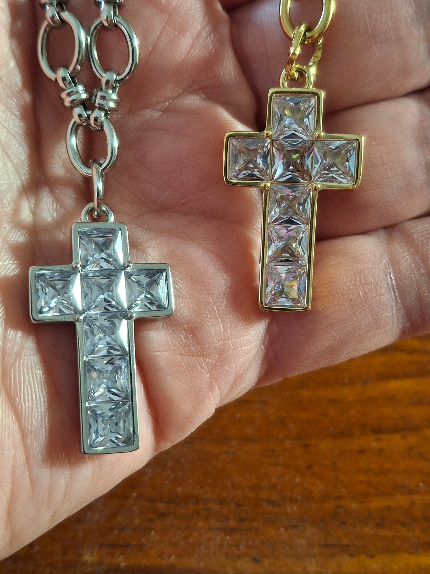 Sehr schöne Halskette aus Edelstahl 316, polierter Anhänger in Kreuzform aus Edelstahl 316.