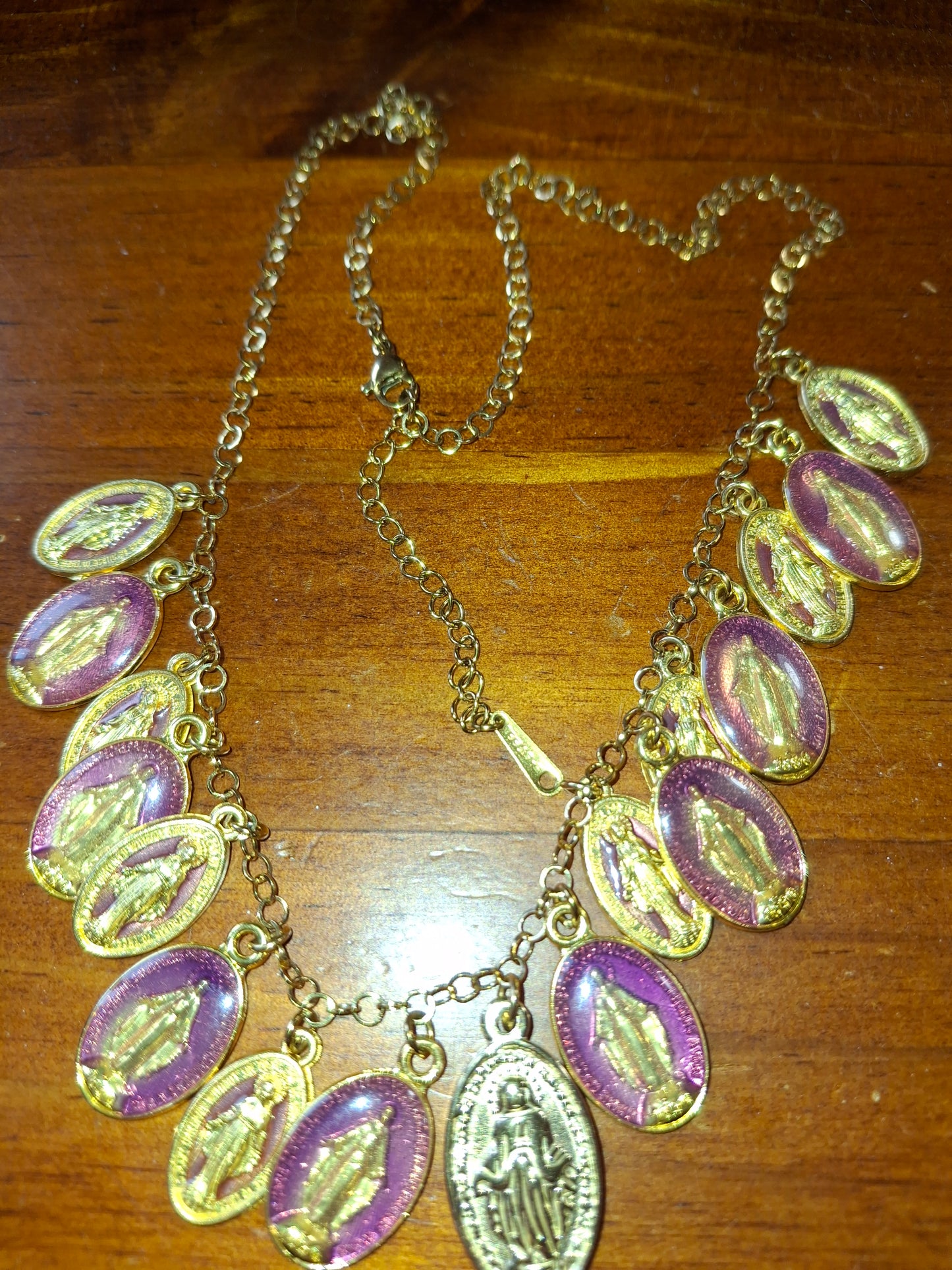 Collier chaîne rolo acier inoxydable stainless steel plaqué or 18K breloques madone handmade réglable