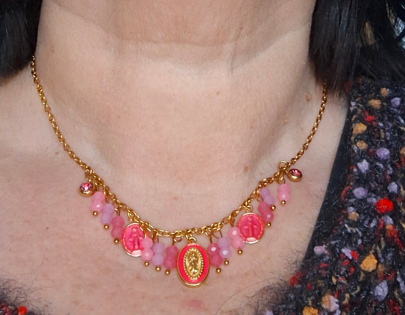 Halskette aus vergoldetem Edelstahl (316) mit Madonna-Anhängern und handgefertigten Perlen