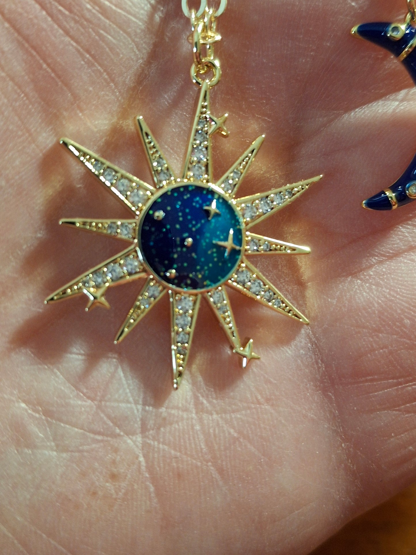 Collier chaîne dorée acier inoxydable stainless steel 316 soleil plaqué or 18K email serti zirconium