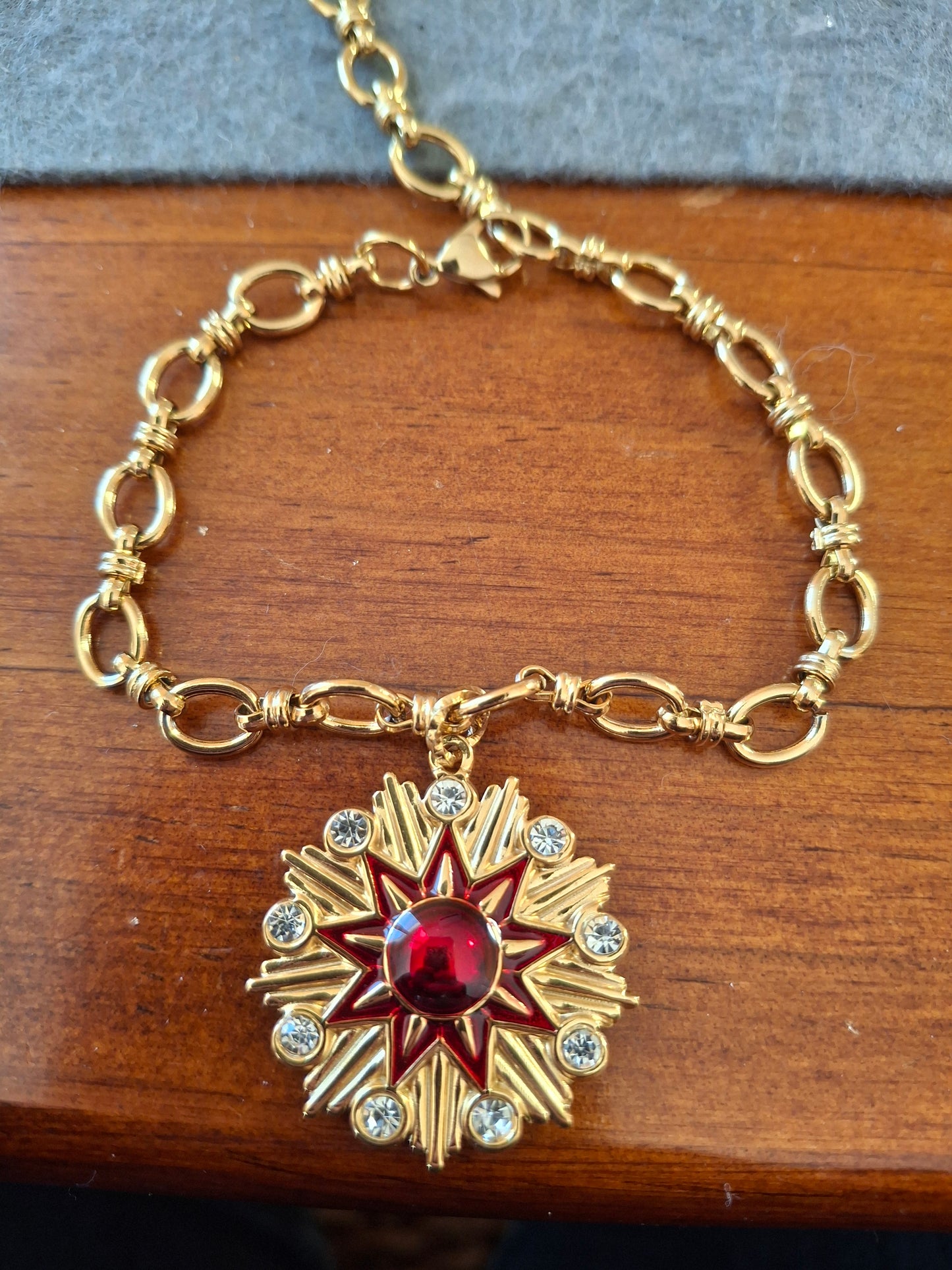 Bracelet chaîne acier inoxydable stainless steel 316 pendentif stainless steel 316 email rouge serti zirconium, sur mesure