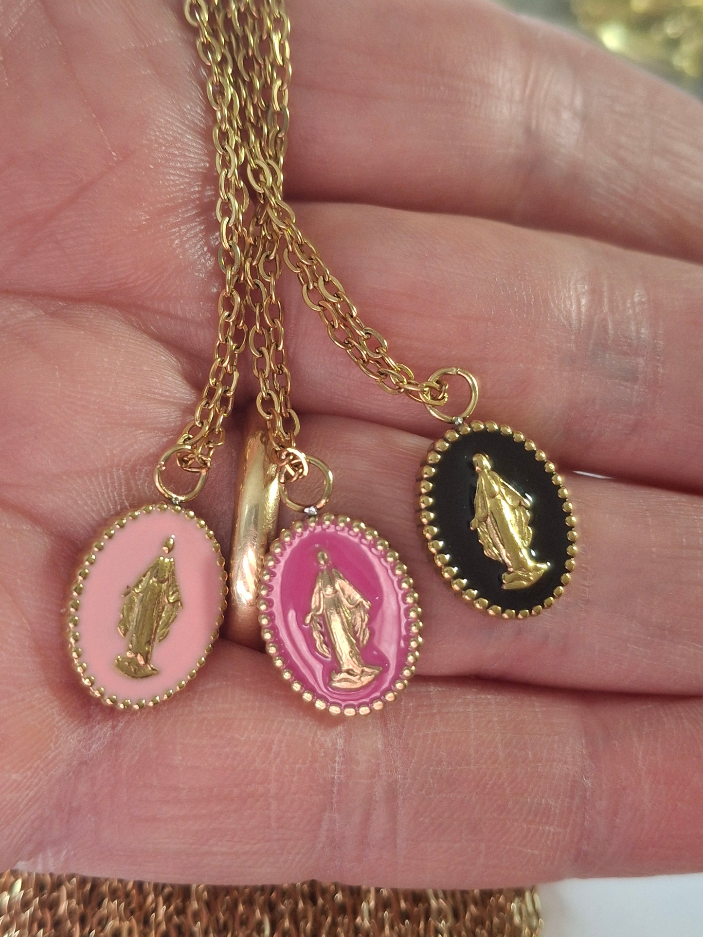 Stainless steel 316 chain necklace with gold-plated stainless steel 316 Madonna pendant