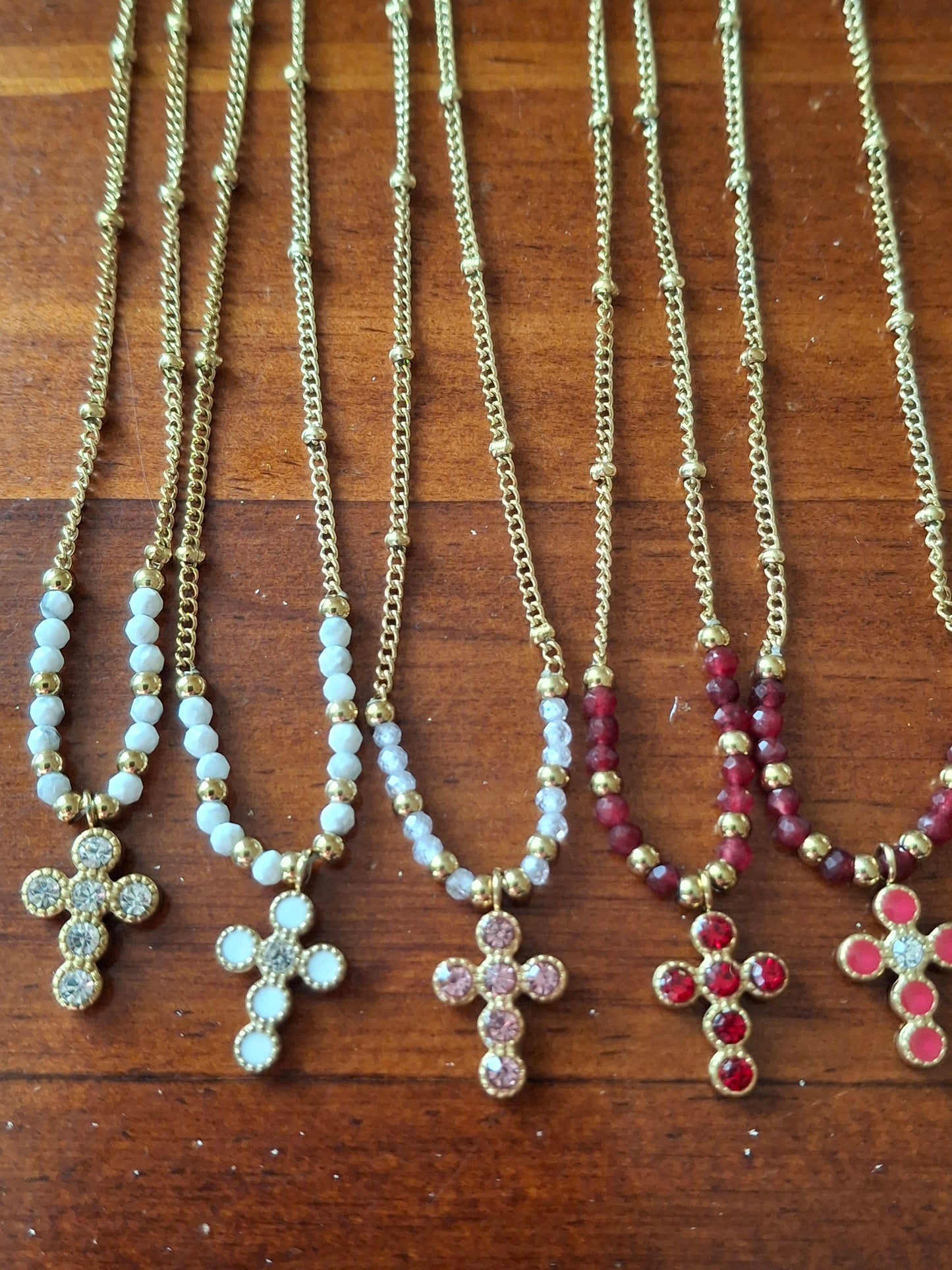 Collier chaîne dorée acier inoxydable stainless steel 316 ,perles, croix stainless steel plaqué or cristal ou email et zirconium réglable