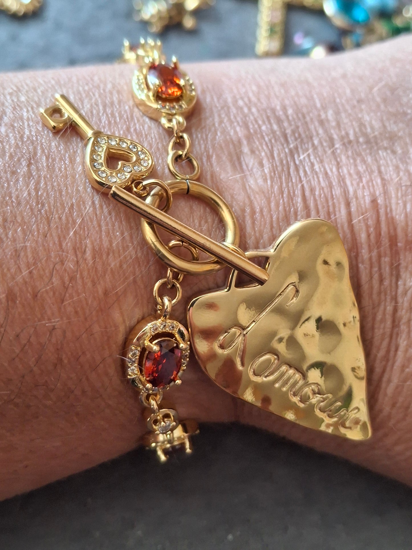 Bracelet maille gourmette stainless steel serti cristal rouge/ orange, grand cœur et clef stainless steel 316 fermoir toggle handmade