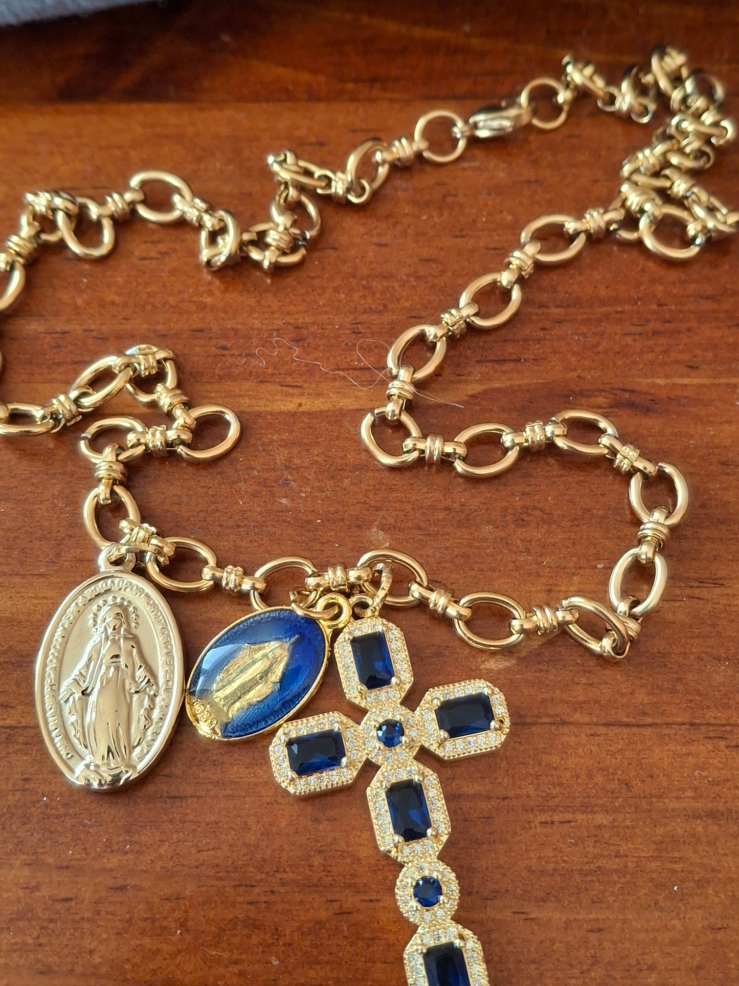 Collier chaîne acier inoxydable stainless steel 316 grand croix baroque plaqué or 18K serti cristal et zirconium AAA, madone