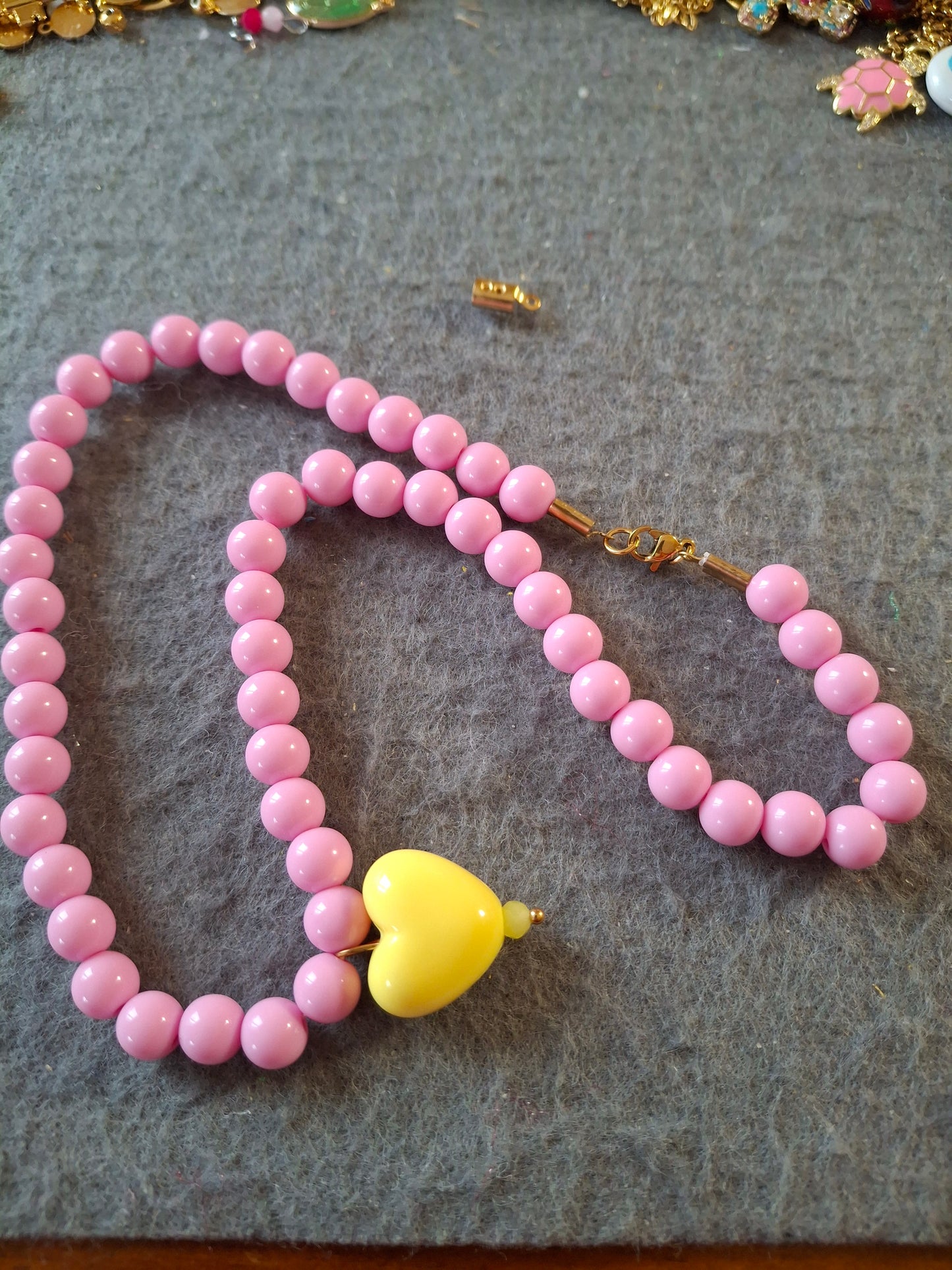 Collier perles acrylique coloré coeur handmade