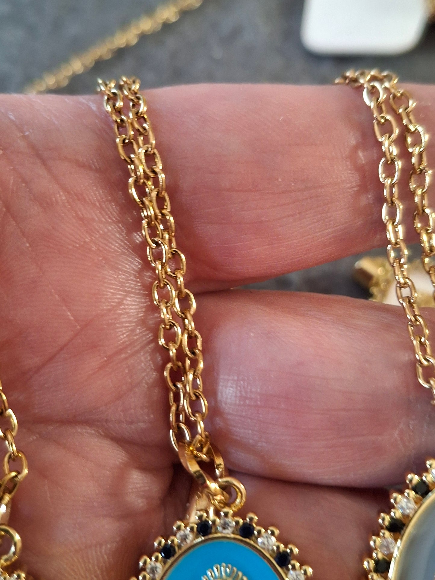 Collier chaîne dorée acier inoxydable stainless steel 316 et grande médaille madone vierge miraculeuse émaillée plaqué or 18K serti zirconium AAA austrian