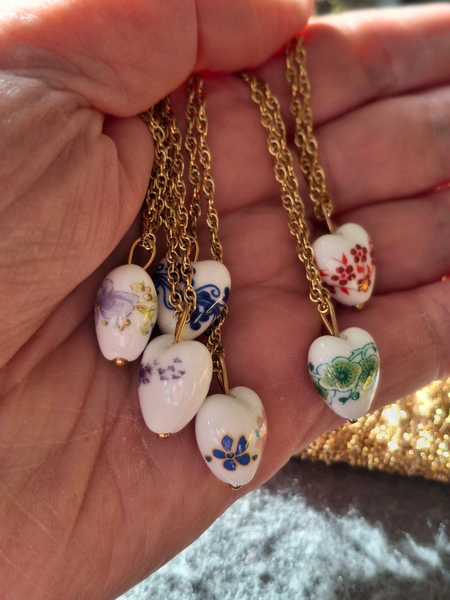 Halskette aus gedrehter Edelstahlkette (316) mit Porzellanherz