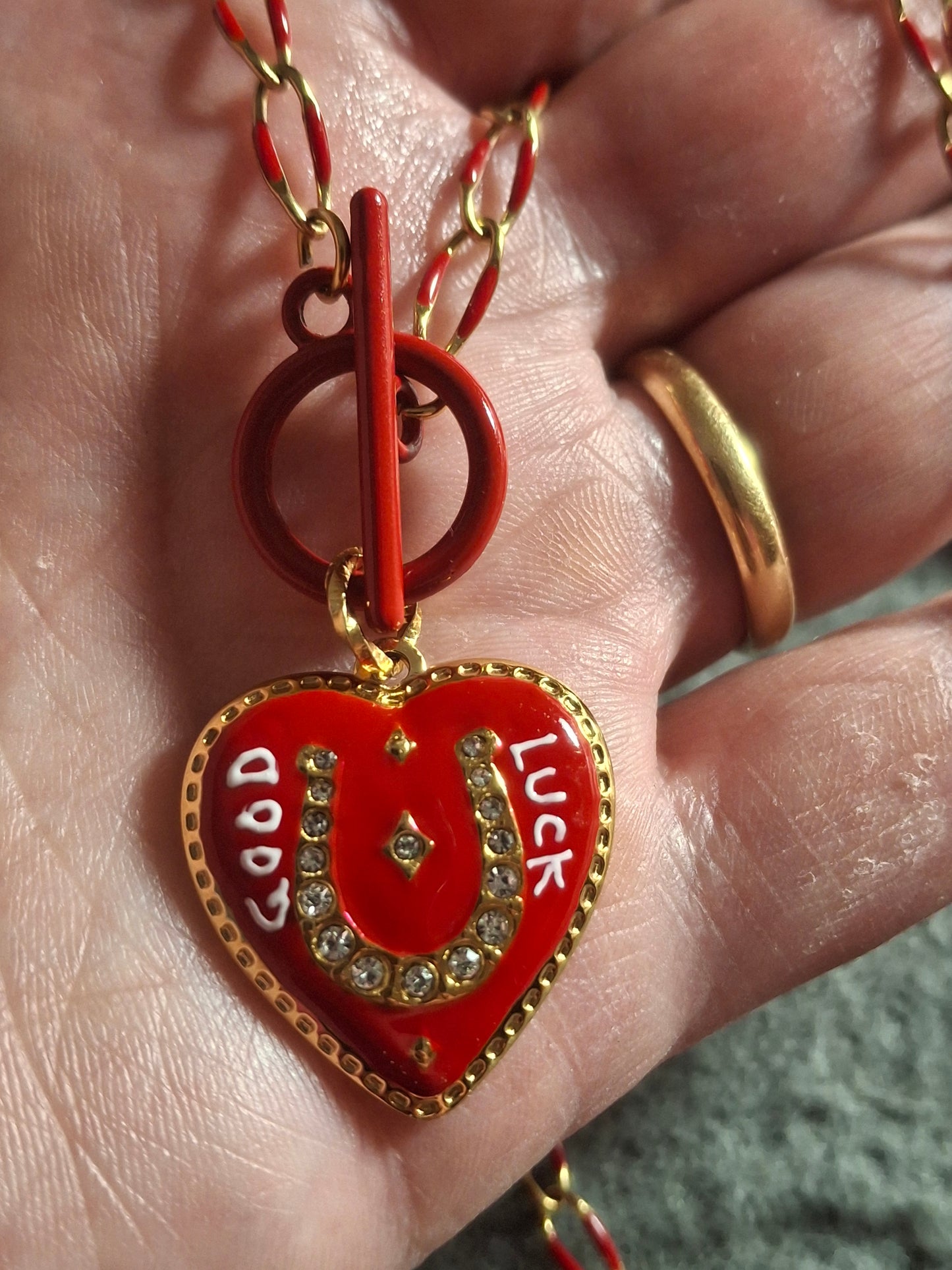 Collier chaîne dorée acier inoxydable stainless steel et email coloré rouge fermoir toggle médaille coeur stainless steel 316 polie