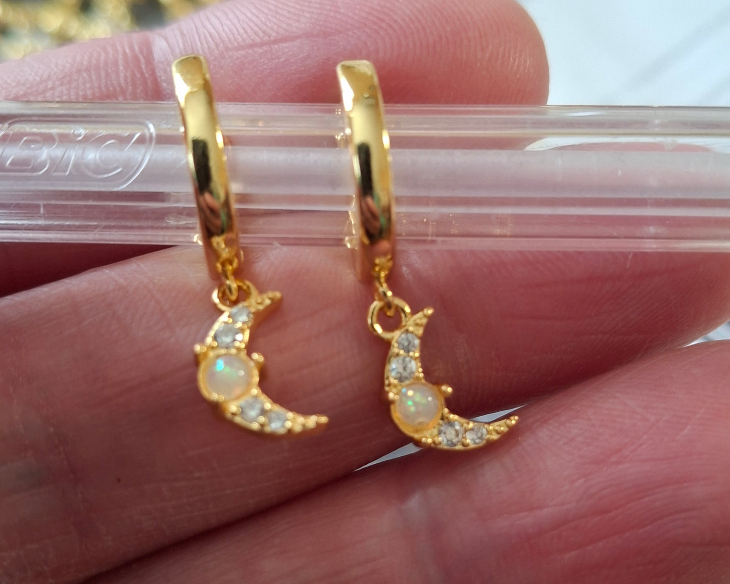 Stainless steel 316 single earrings and stud earrings of very good quality, set with opal and zirconium, sold as a pair