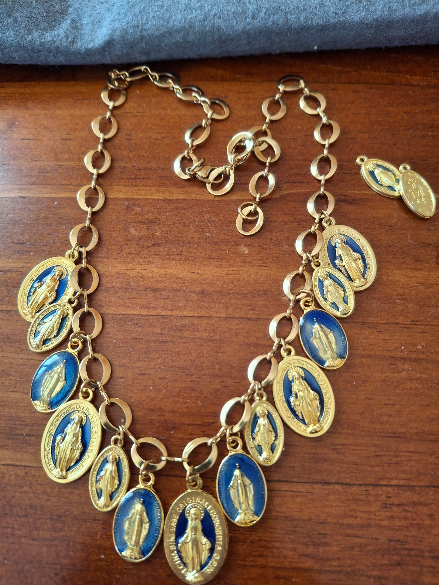 Collier chaîne dorée acier inoxydable stainless steel 316 et breloques madone handmade