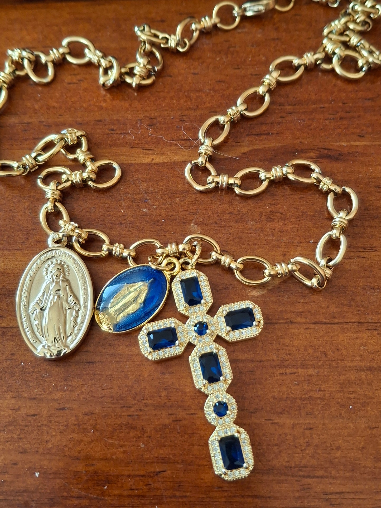 Collier chaîne acier inoxydable stainless steel 316 grand croix baroque plaqué or 18K serti cristal et zirconium AAA, madone