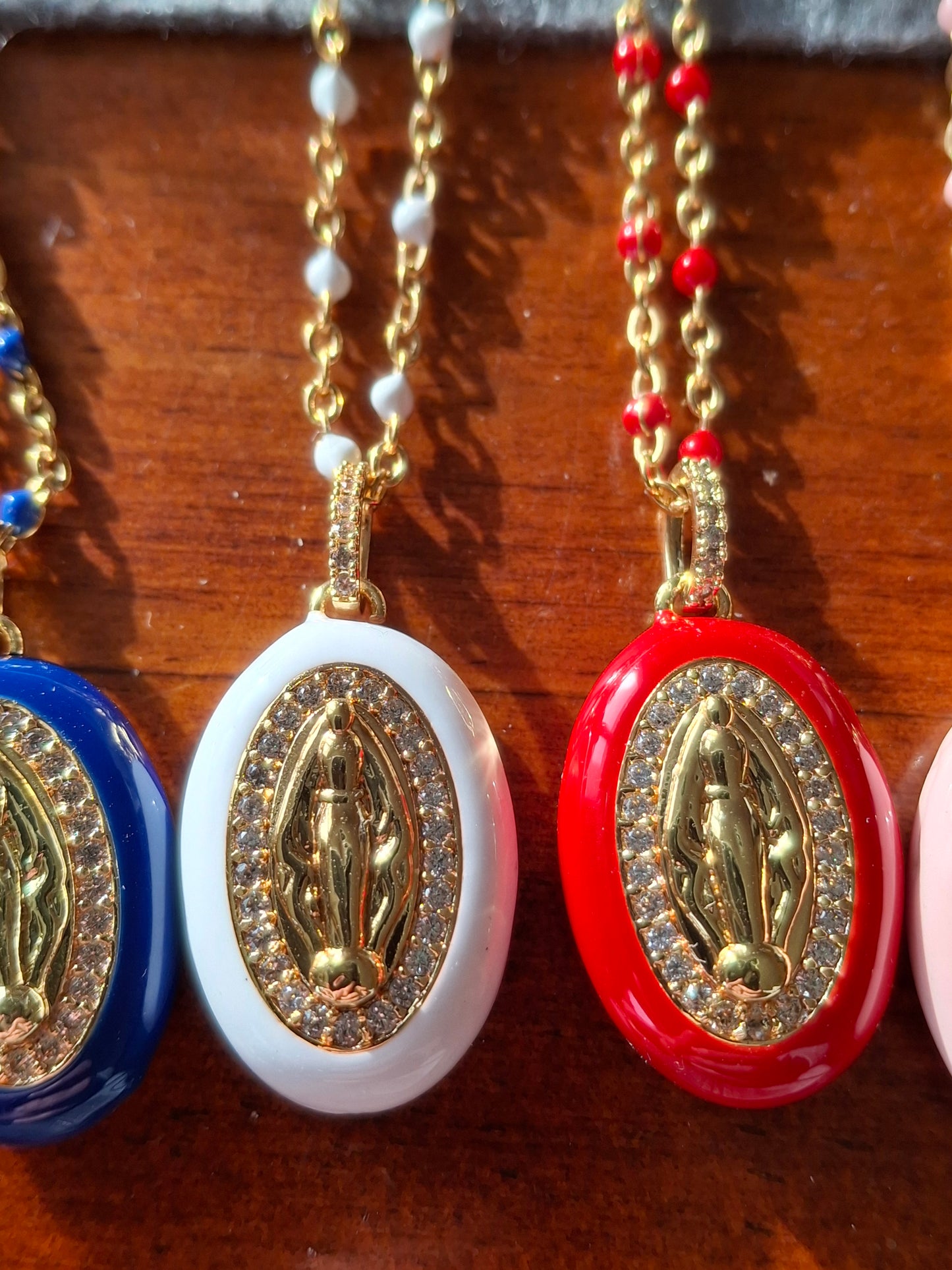 Collier chaîne acier inoxydable stainless steel grande médaille madone en email coloré