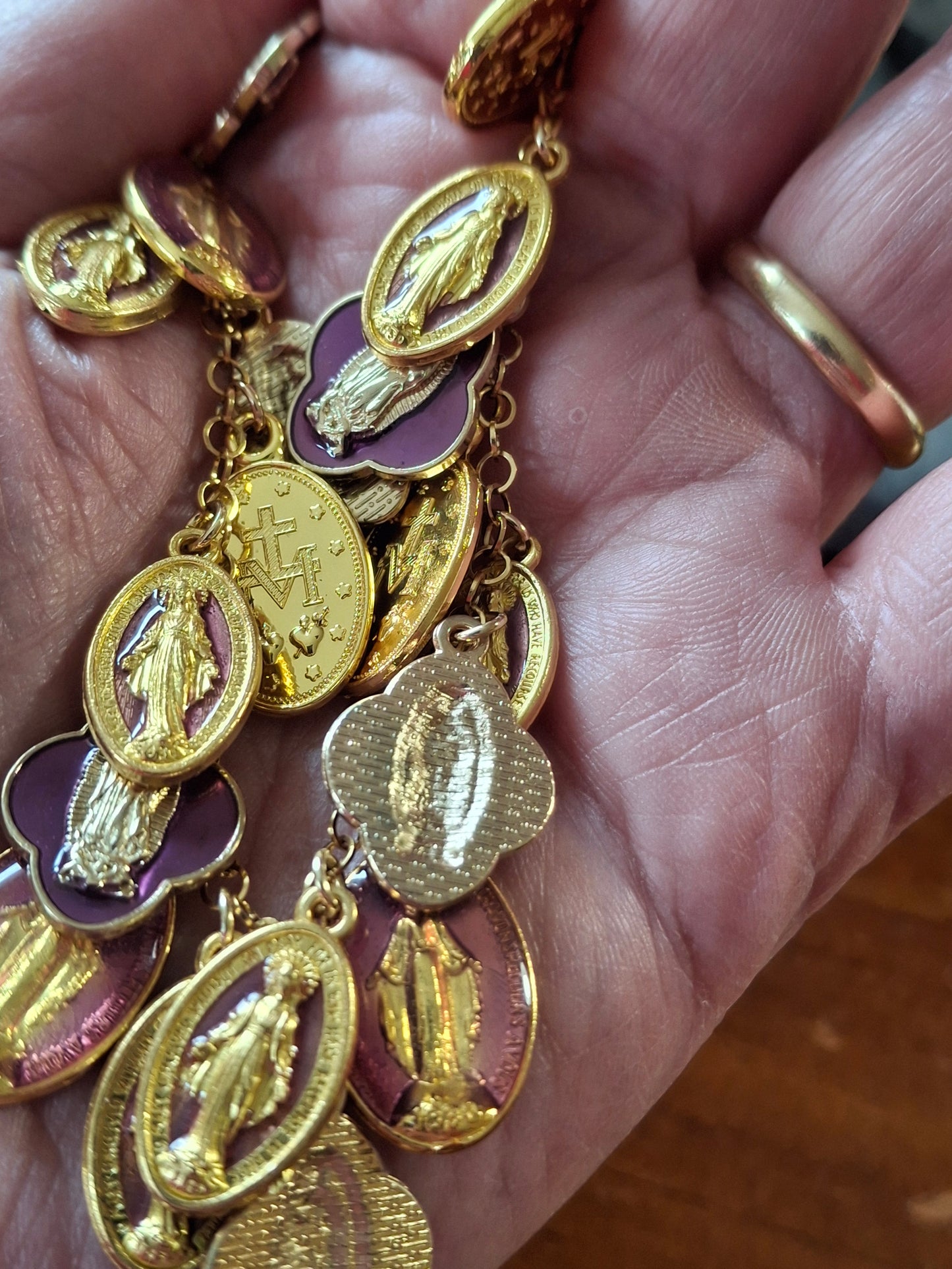 Collier chaîne rolo acier inoxydable stainless steel plaqué or et breloques madone handmade