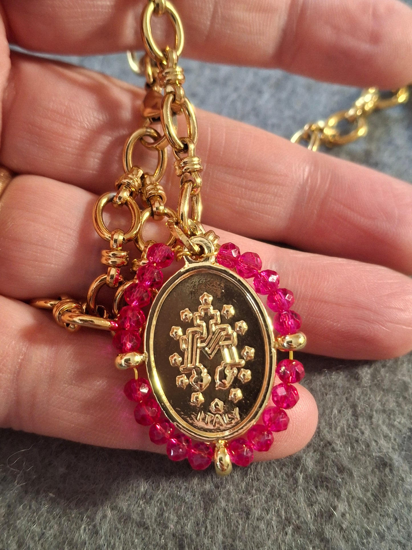 Bracelet chaîne maille gourmette acier inoxydable stainless steel 316 et grande médaille madone stainless steel et perles en cristal à facettes