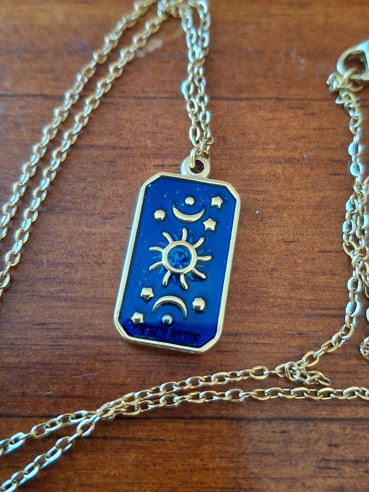 Collier chaîne dorée acier inoxydable stainless steel 316 ,pendentif carte tarot en acier inoxydable stainless steel 316 et email bleu