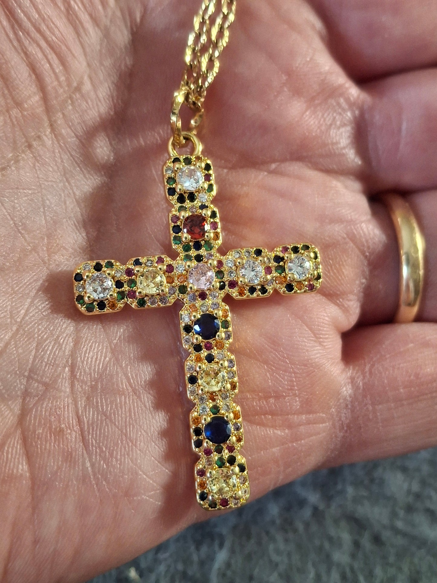 Collier chaîne dorée acier inoxydable stainless steel grande croix plaqué or 18K sertie zirconium AAA austrian