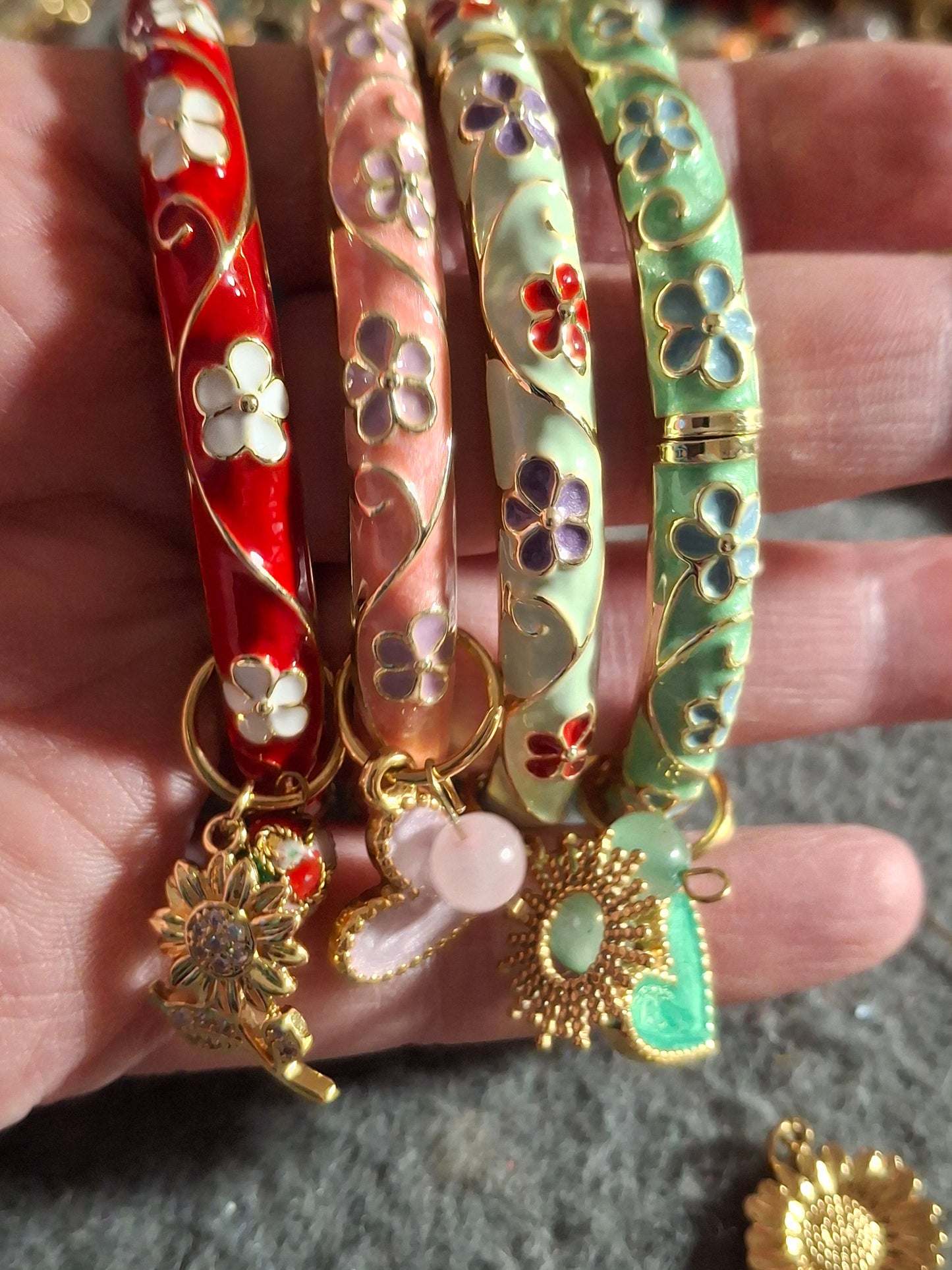 Jonc rigide email cloisonné à ressort motif fleurs breloques