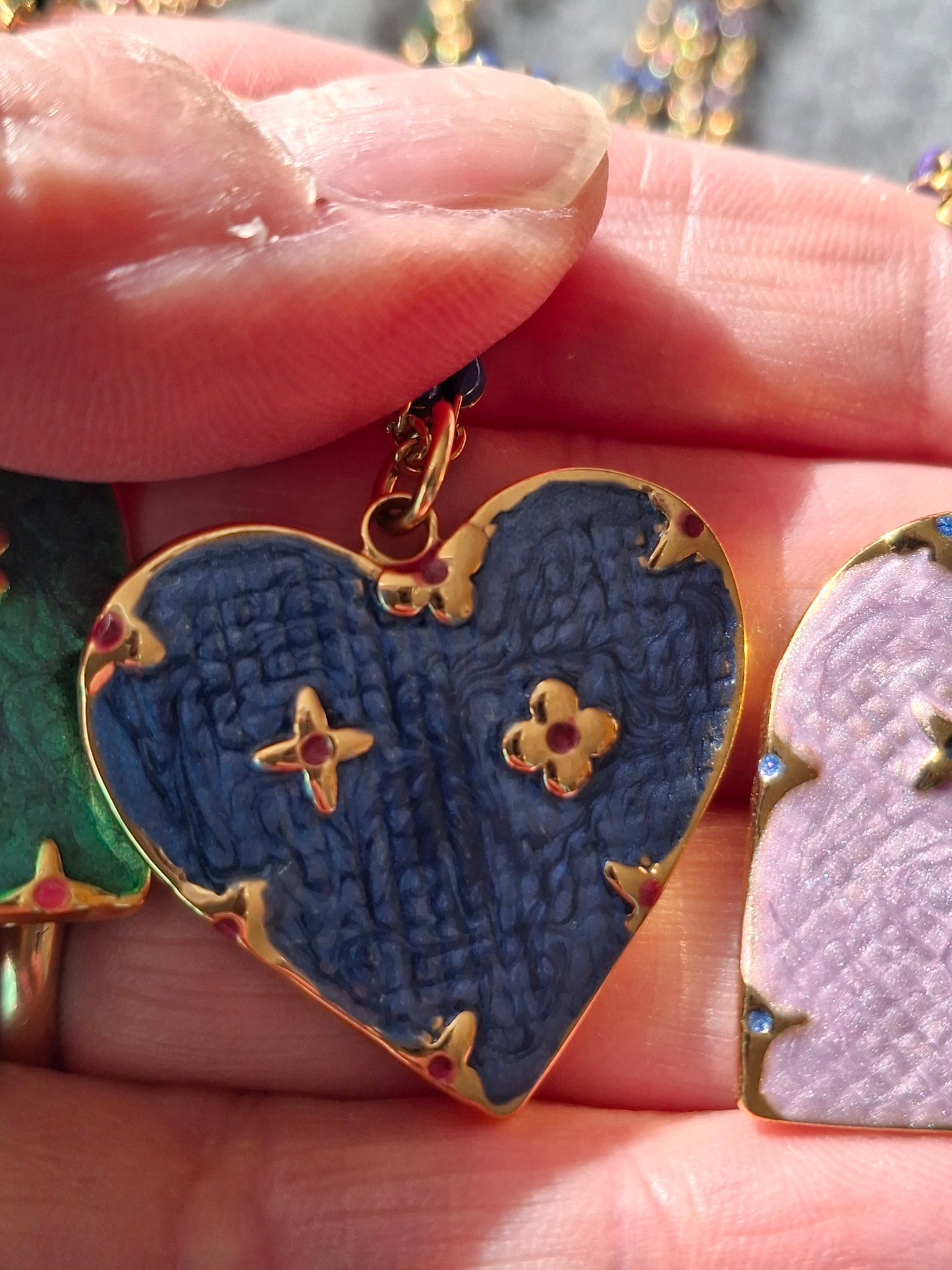 Collier chaîne dorée acier inoxydable stainless steel et perles en email coloré, grand pendentif coeur stainless steel 316 et email