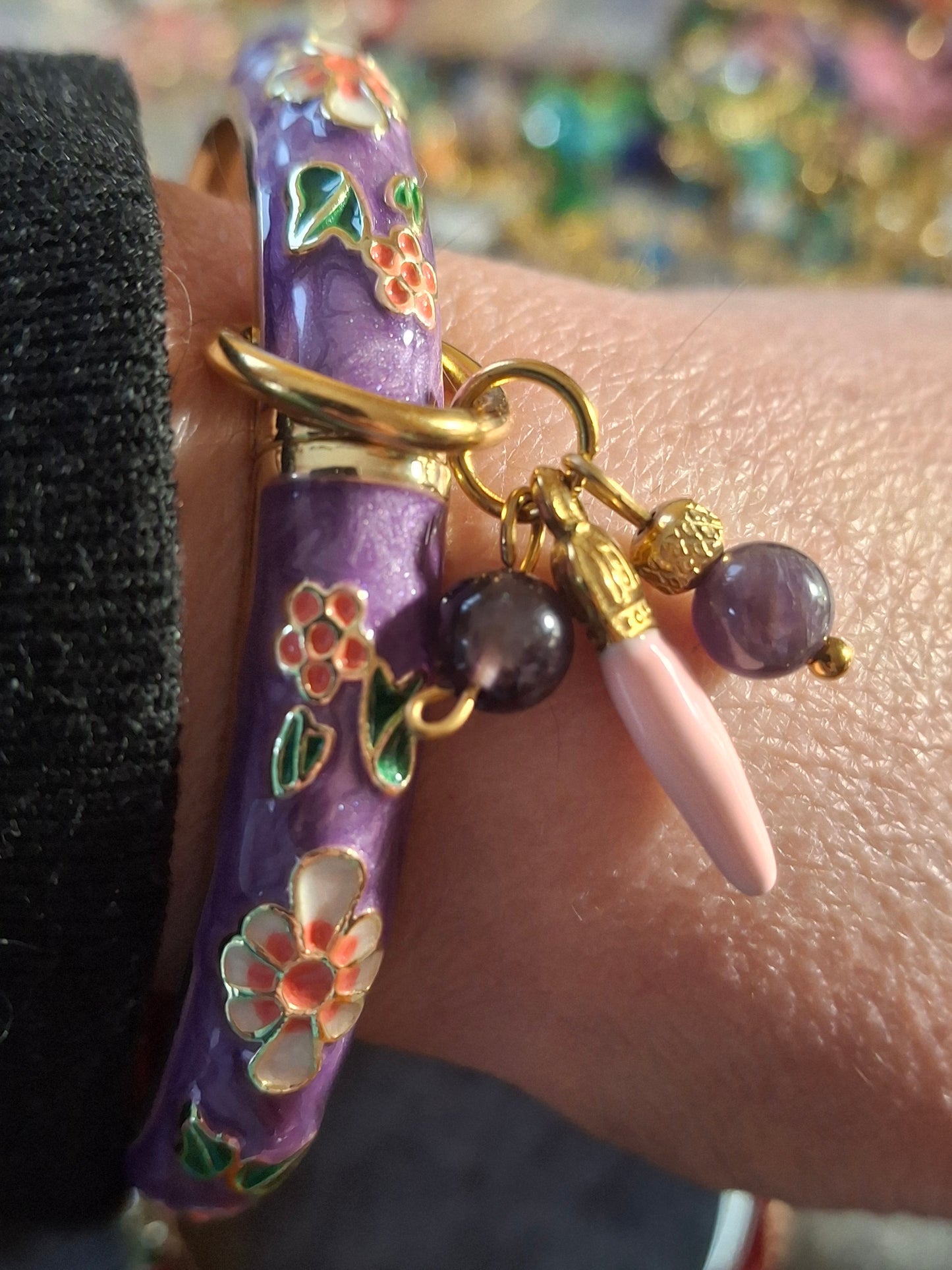 Joli jonc rigide à ressort en email cloisonné et breloques