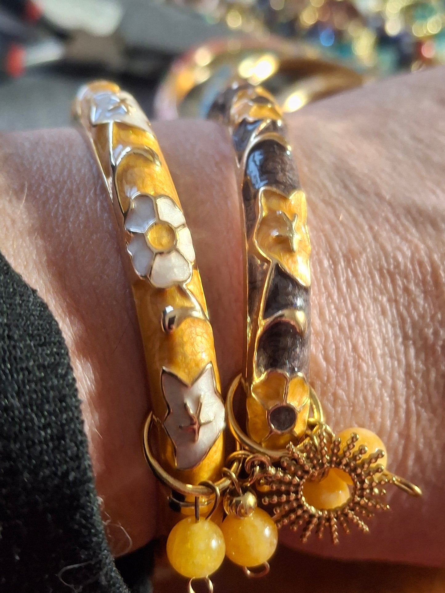 Bracelet jonc rigide email cloisonné et breloques