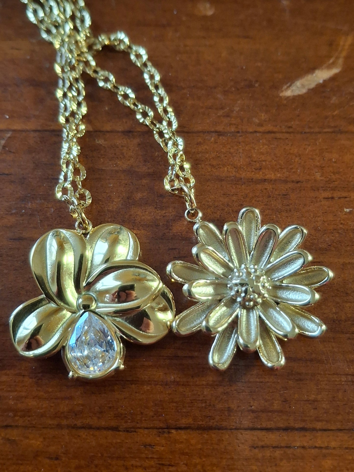 Collier chaîne dorée acier inoxydable stainless steel 316 et fleurs stainless steel 316 polis