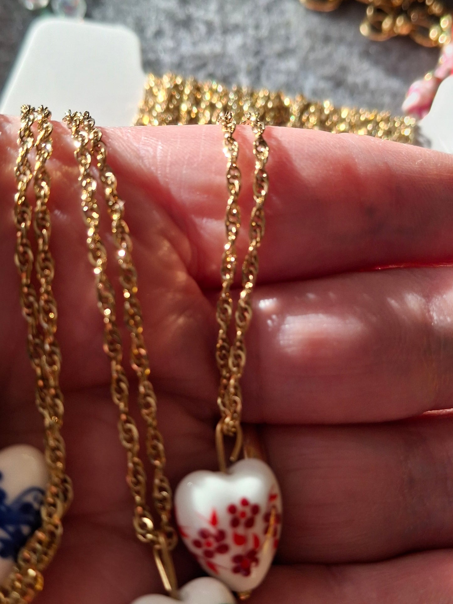 Halskette aus gedrehter Edelstahlkette (316) mit Porzellanherz