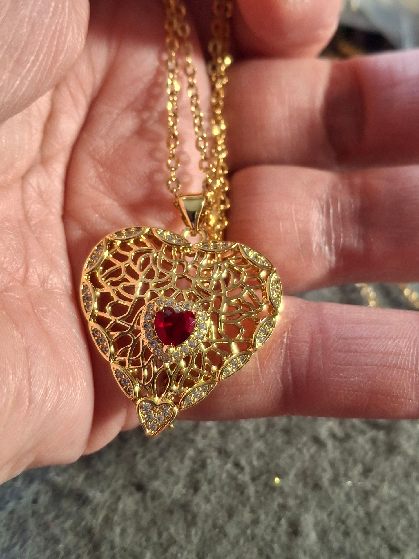 Collier chaîne dorée acier inoxydable stainless steel 316 pendentif coeur ajouré plaqué or 18K serti cristal et zirconium AAA austrian