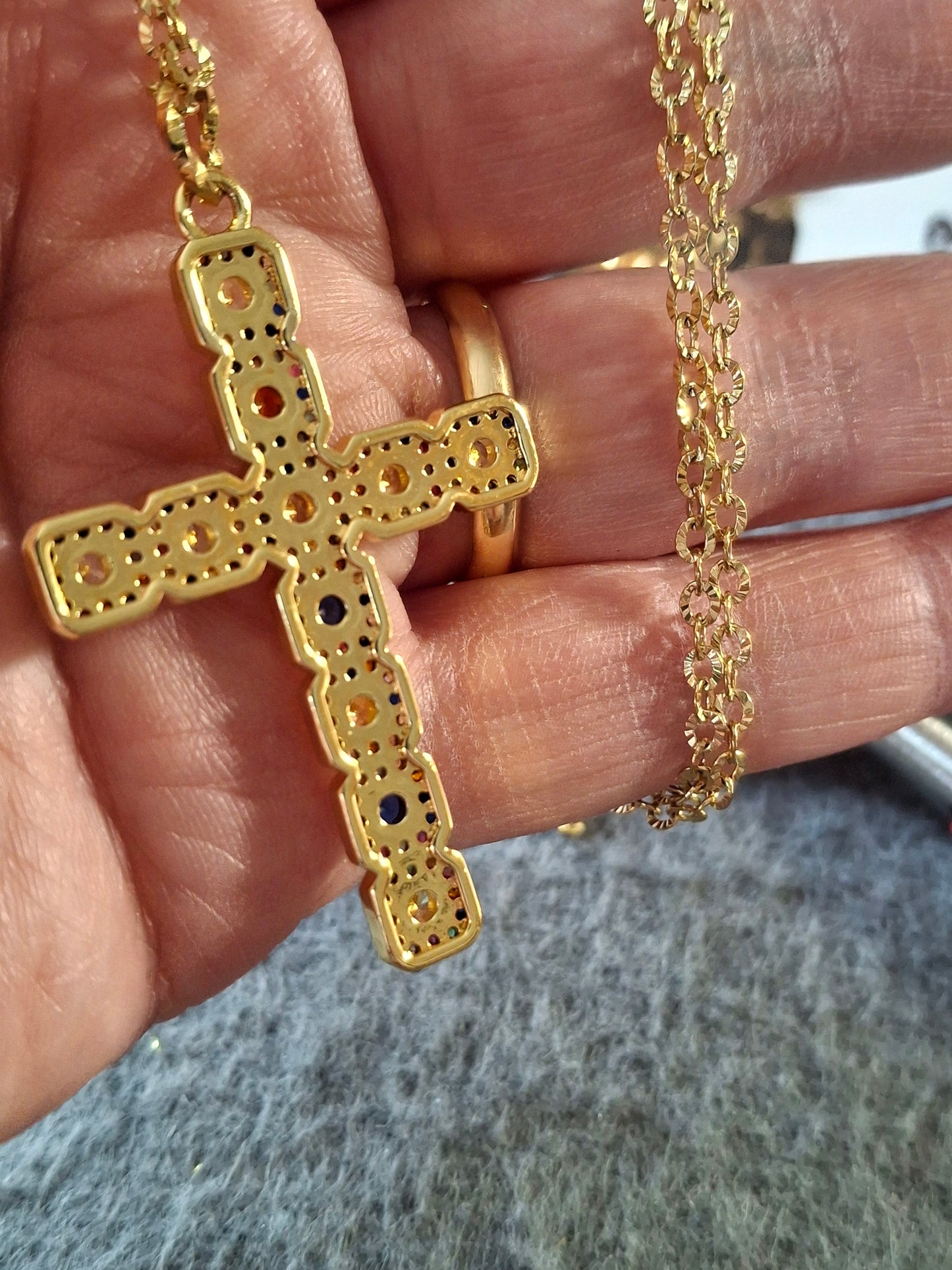 Collier chaîne dorée acier inoxydable stainless steel grande croix plaqué or 18K sertie zirconium AAA austrian