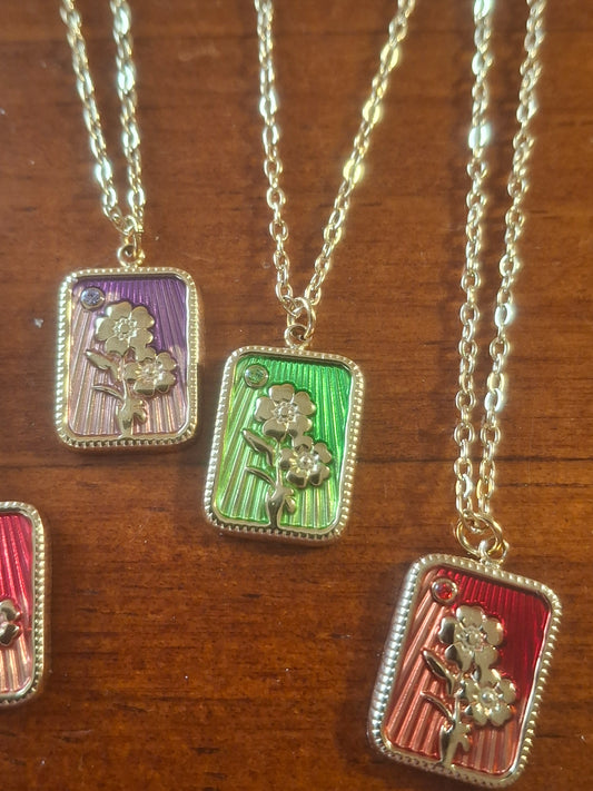 Necklace with gold-colored chain, made of 316 stainless steel, featuring a stainless steel pendant with a forget-me-not design and colored enamel.