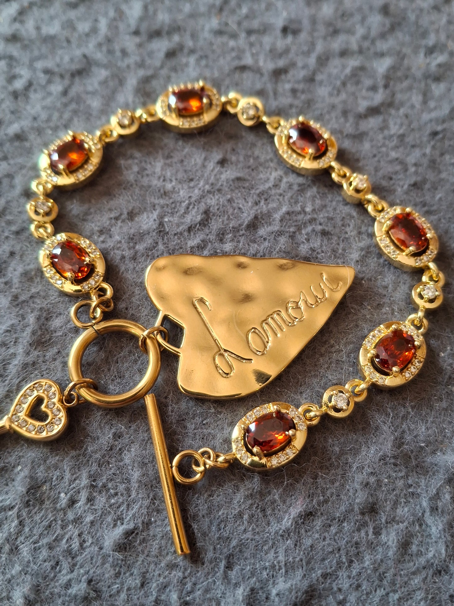 Bracelet maille gourmette stainless steel serti cristal rouge/ orange, grand cœur et clef stainless steel 316 fermoir toggle handmade