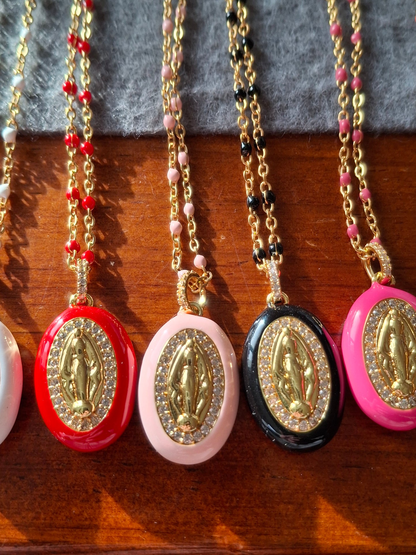 Collier chaîne acier inoxydable stainless steel grande médaille madone en email coloré