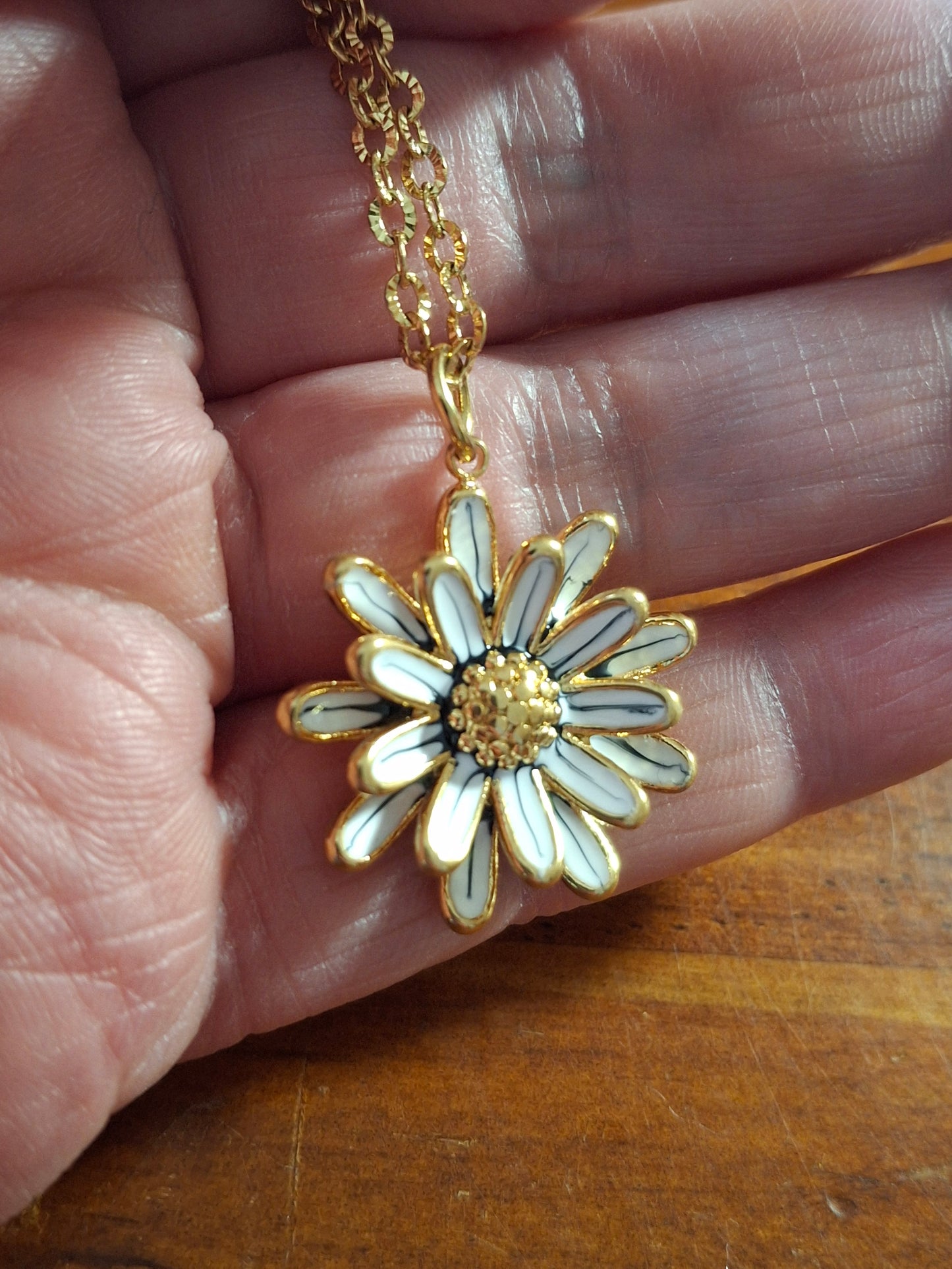 Collier chaîne dorée acier inoxydable stainless steel 316 et fleur stainless steel 316 polie et email