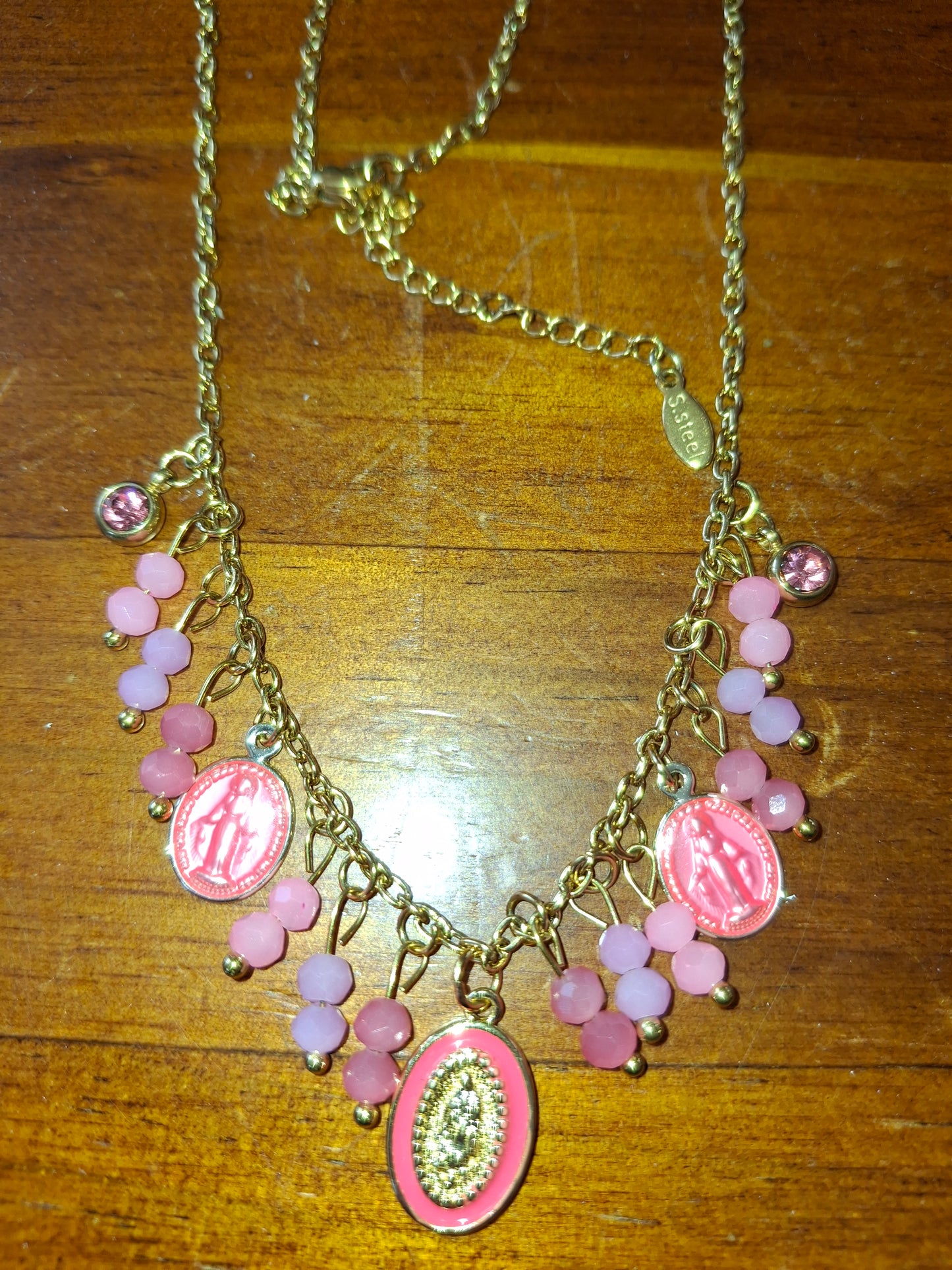 Halskette aus vergoldetem Edelstahl (316) mit Madonna-Anhängern und handgefertigten Perlen