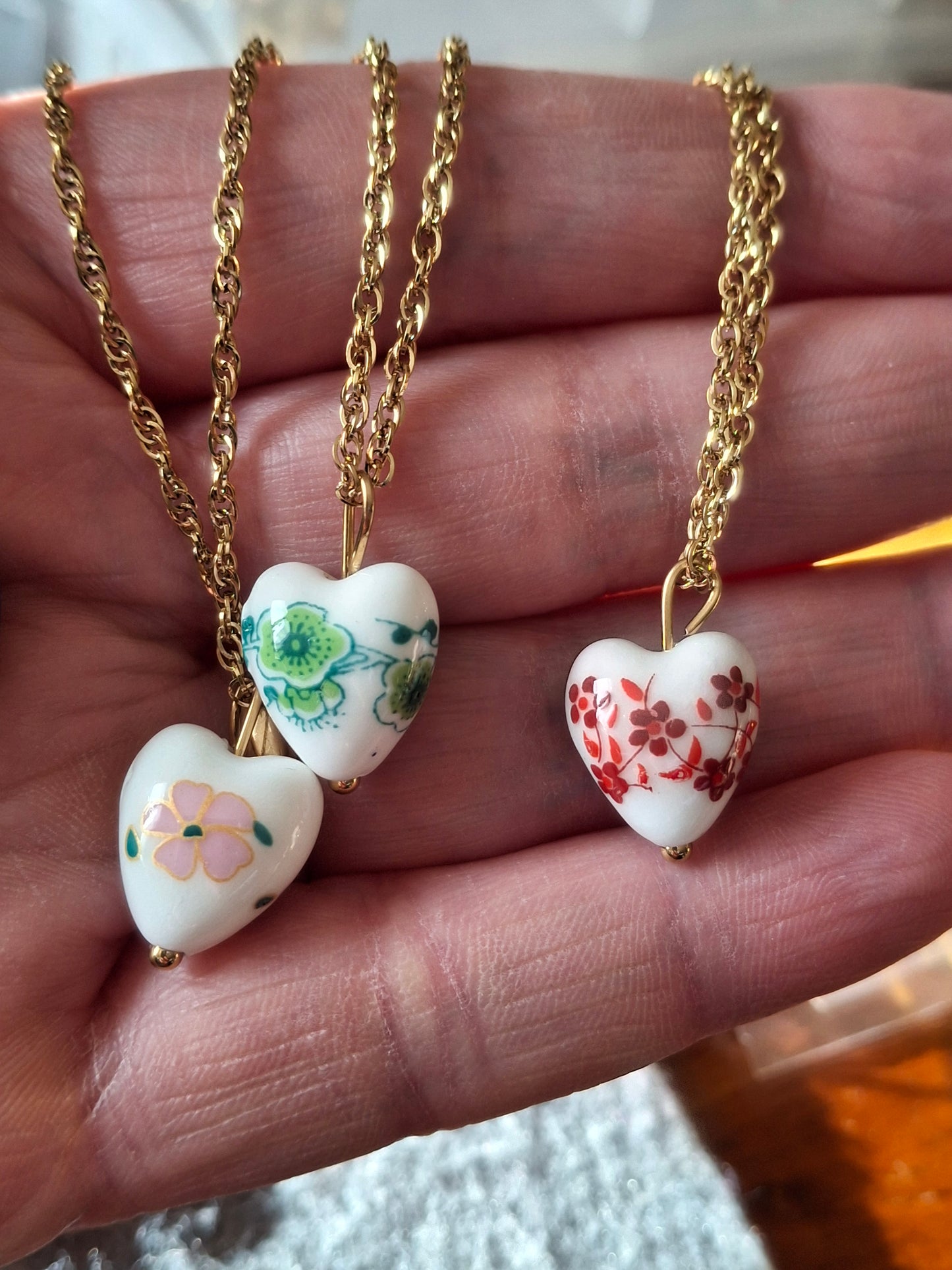 Halskette aus gedrehter Edelstahlkette (316) mit Porzellanherz