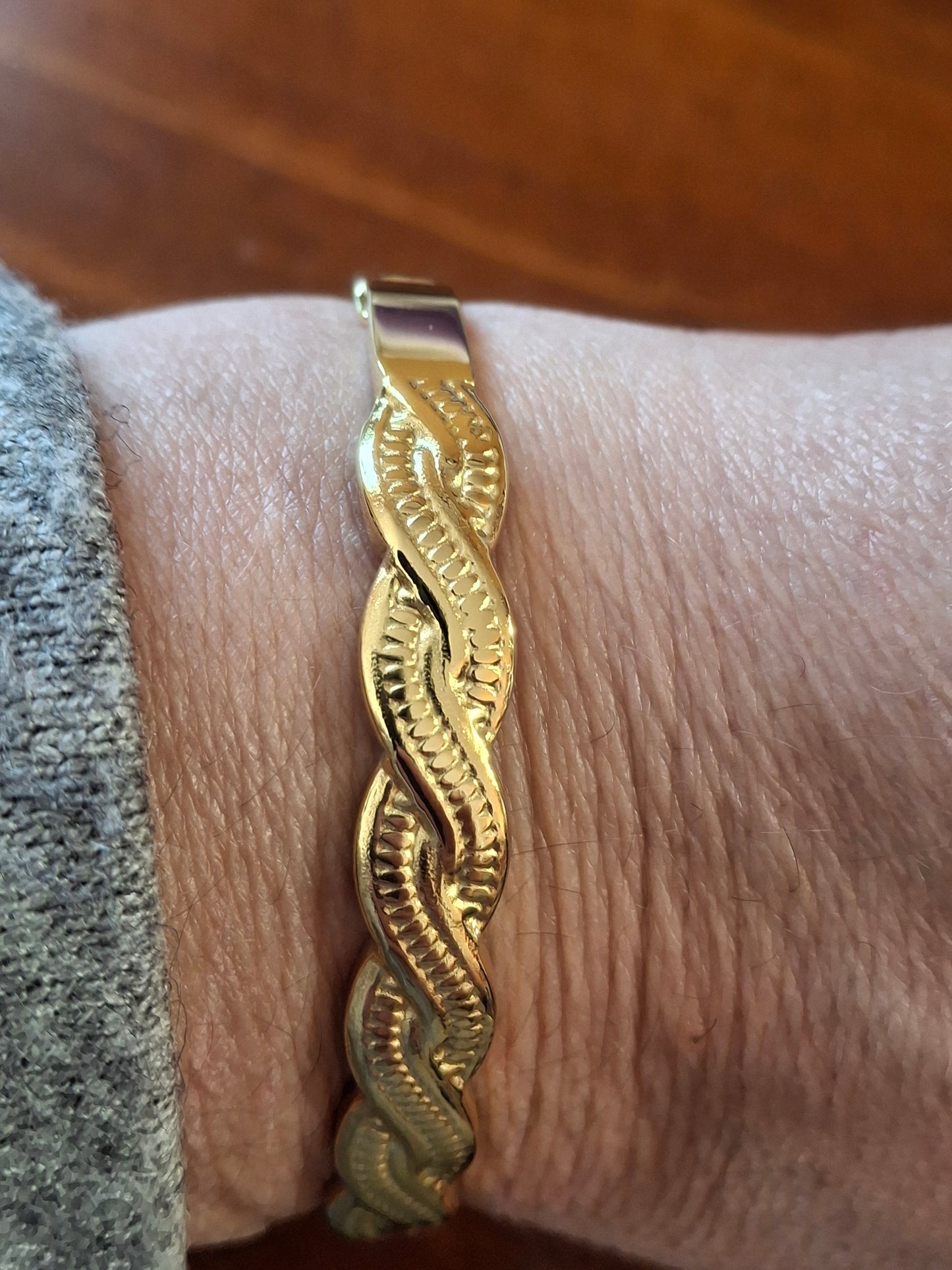 Schönes, steifes Armband aus Edelstahl 316.