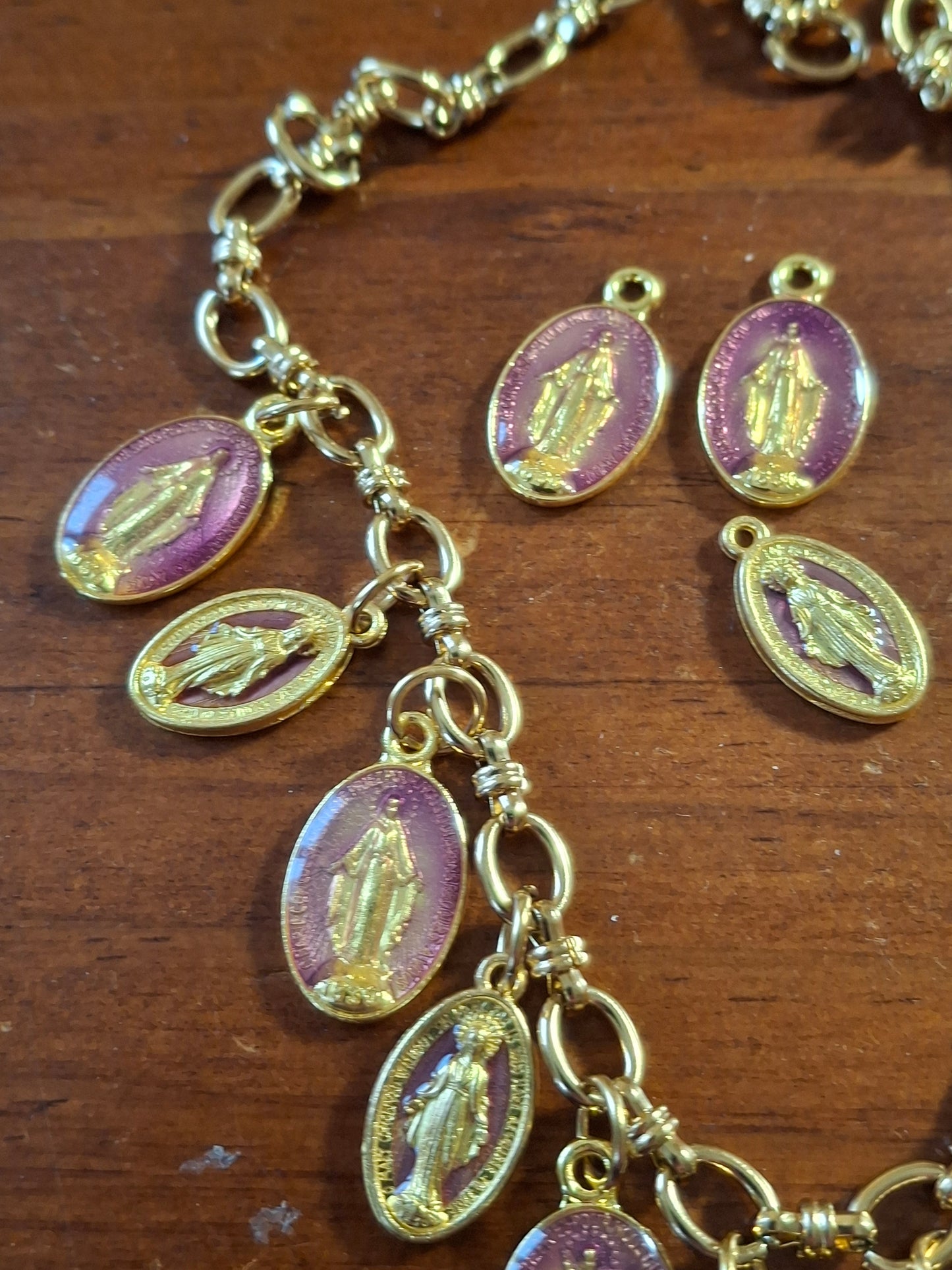 Verstellbare Panzerkette aus Edelstahl 316 mit vergoldeten Madonna-Anhängern aus Kupfer und Messing, handgefertigt