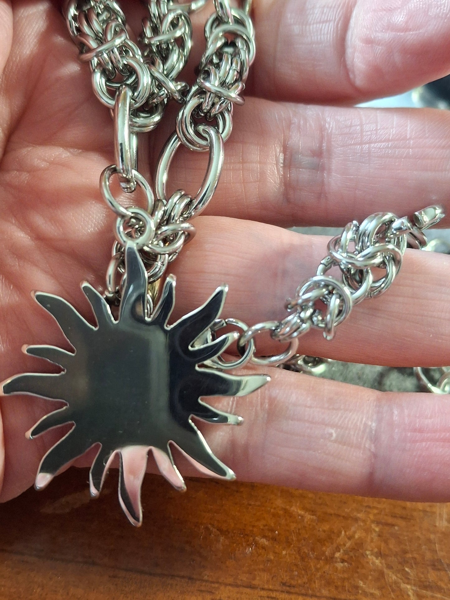 Collier très belle chaîne acier inoxydable stainless steel 316 de qualité supérieure grand pendentif soleil stainless steel 316 poli serti zirconium