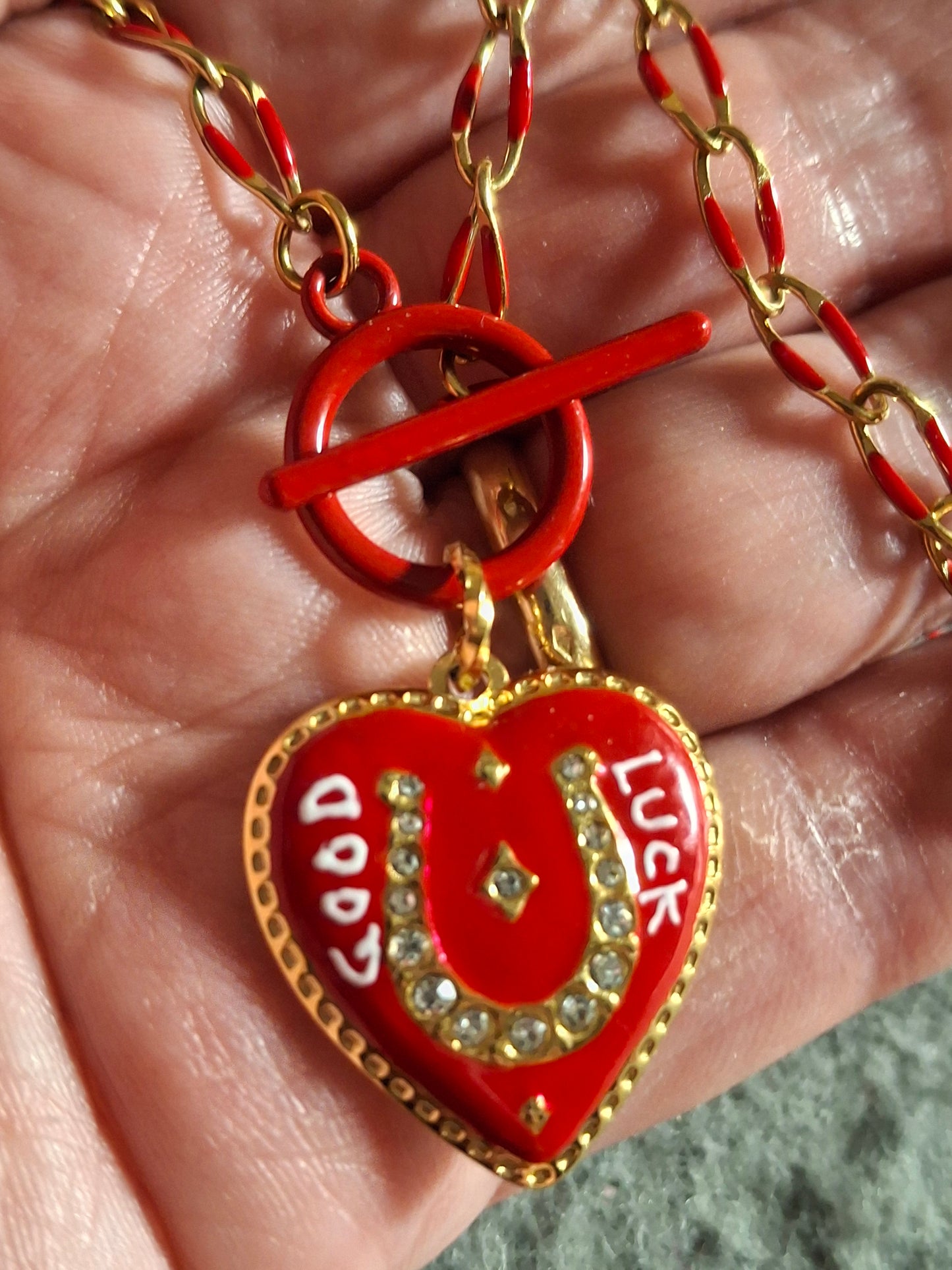 Collier chaîne dorée acier inoxydable stainless steel et email coloré rouge fermoir toggle médaille coeur stainless steel 316 polie