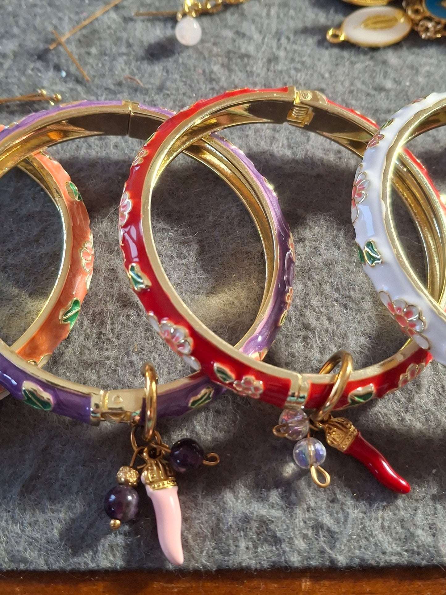 Joli jonc rigide à ressort en email cloisonné et breloques