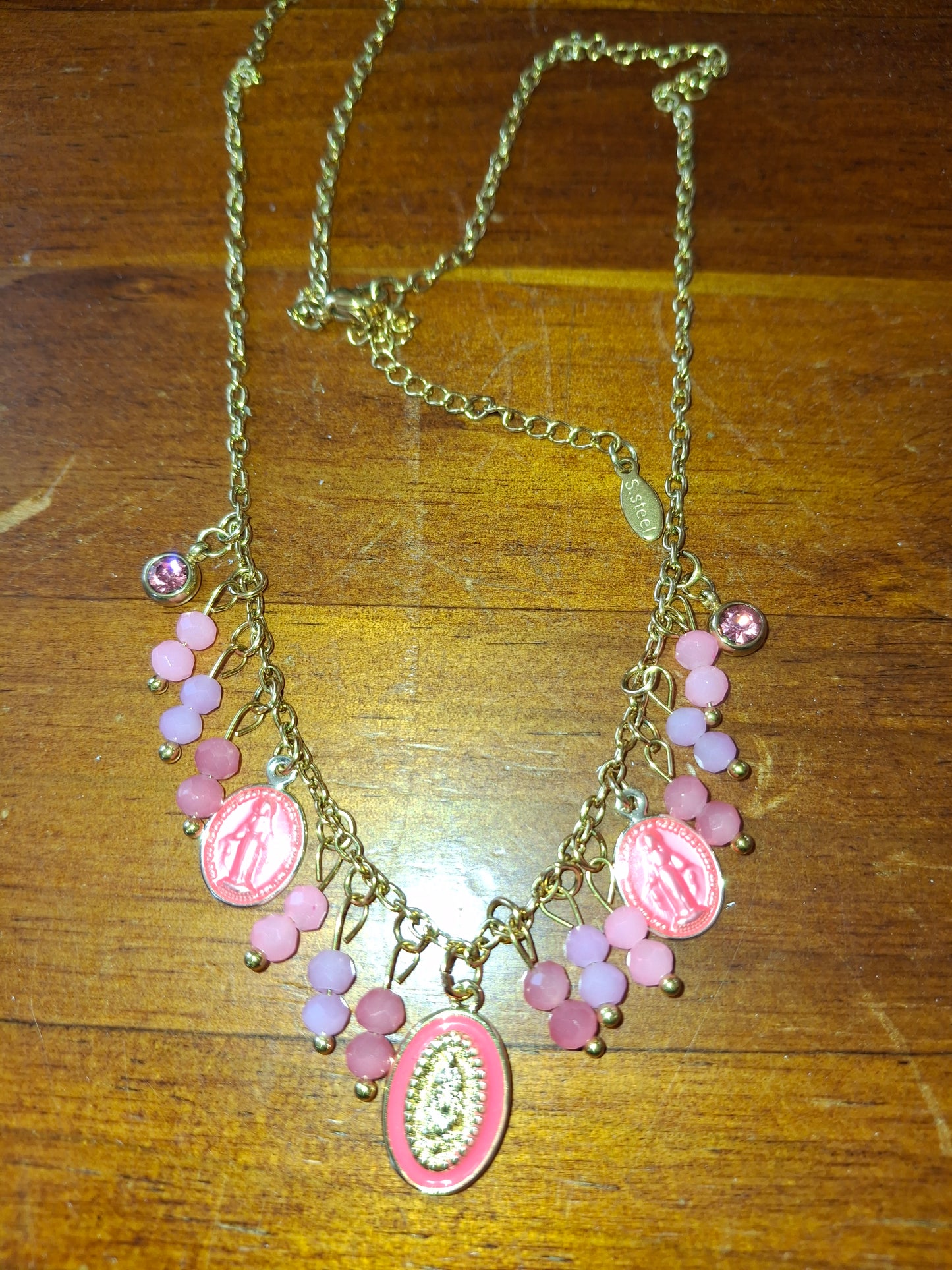 Halskette aus vergoldetem Edelstahl (316) mit Madonna-Anhängern und handgefertigten Perlen