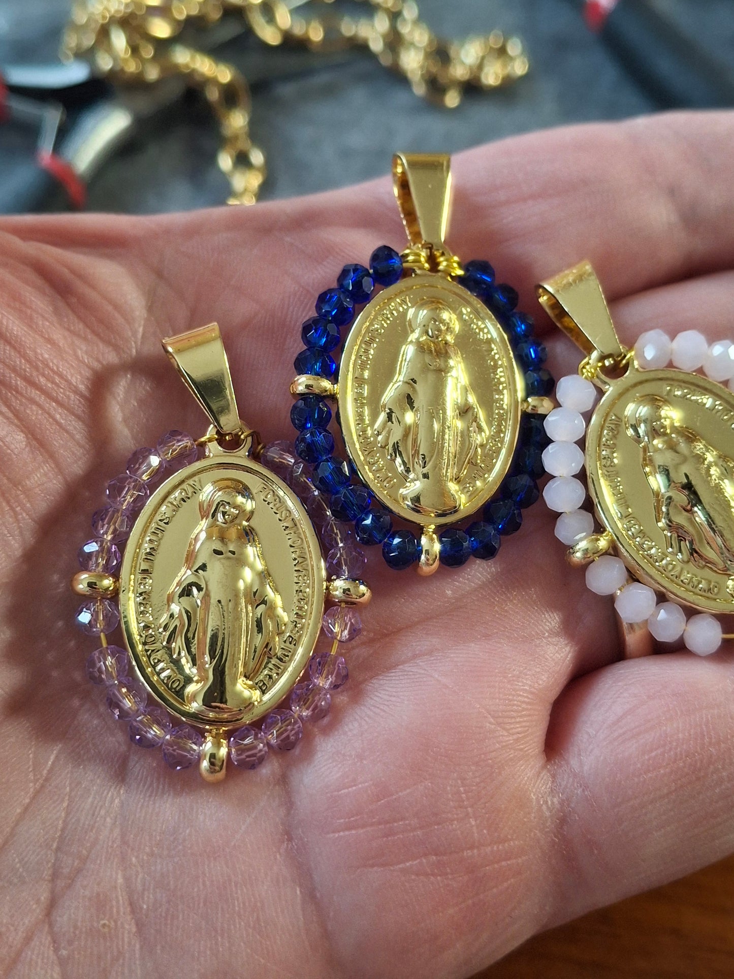 Bracelet chaîne maille gourmette acier inoxydable stainless steel 316 et grande médaille madone stainless steel et perles en cristal à facettes