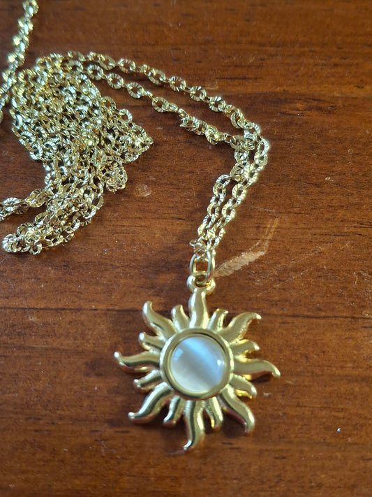 Collier chaîne dorée acier inoxydable striée stainless steel 316 et pendentif soleil stainless steel 316 poli