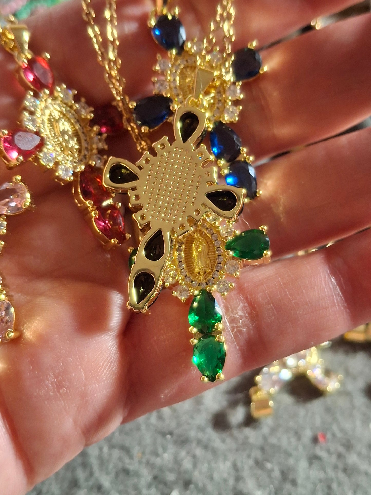 Collier chaîne dorée acier inoxydable stainless steel 316 ,croix baroque madone plaqué or 18K serti zirconium et cristal AAA